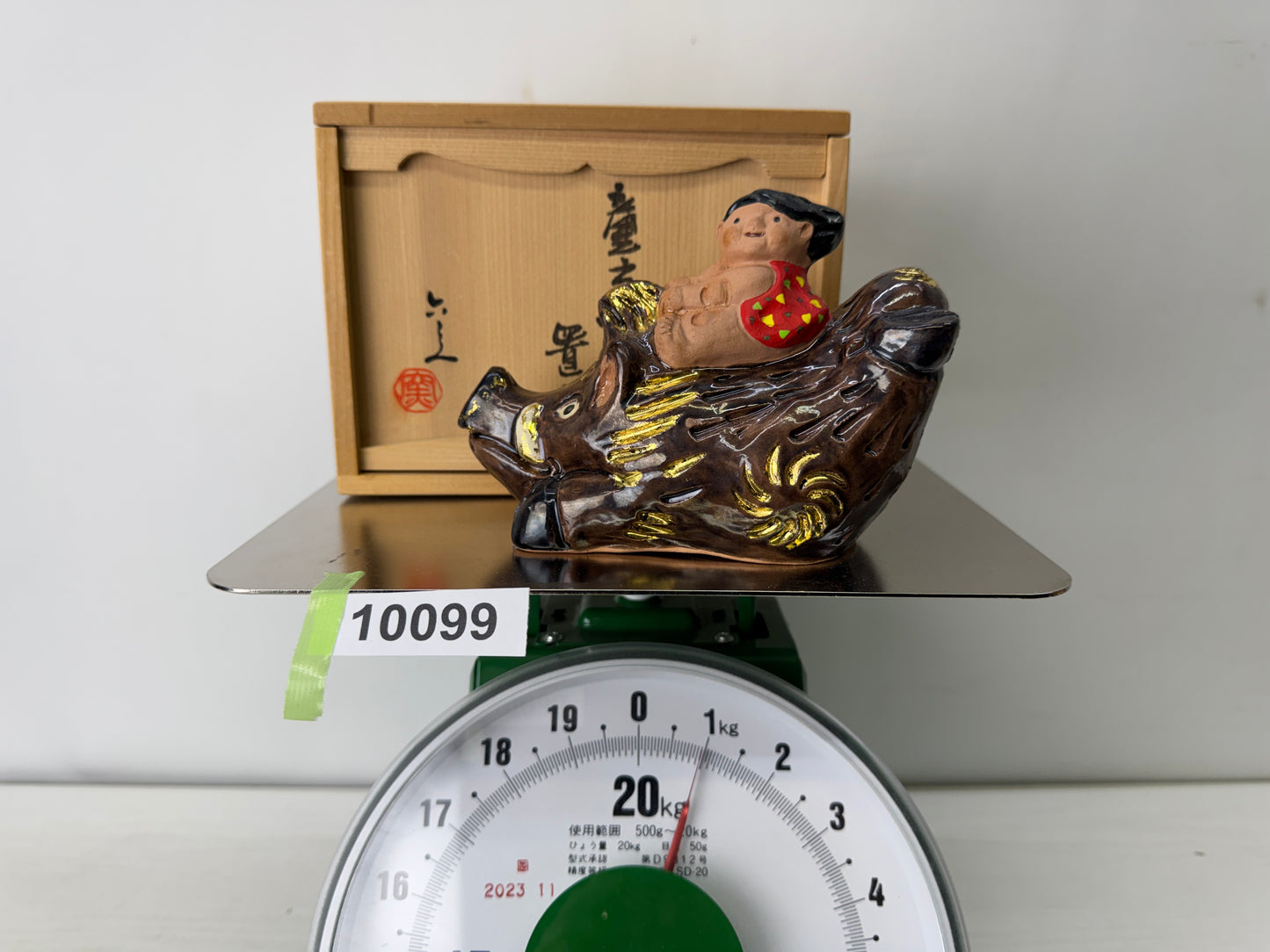 Y10099 OKIMONO Seto-ware Child riding a Boar figurine signed box Japan antique