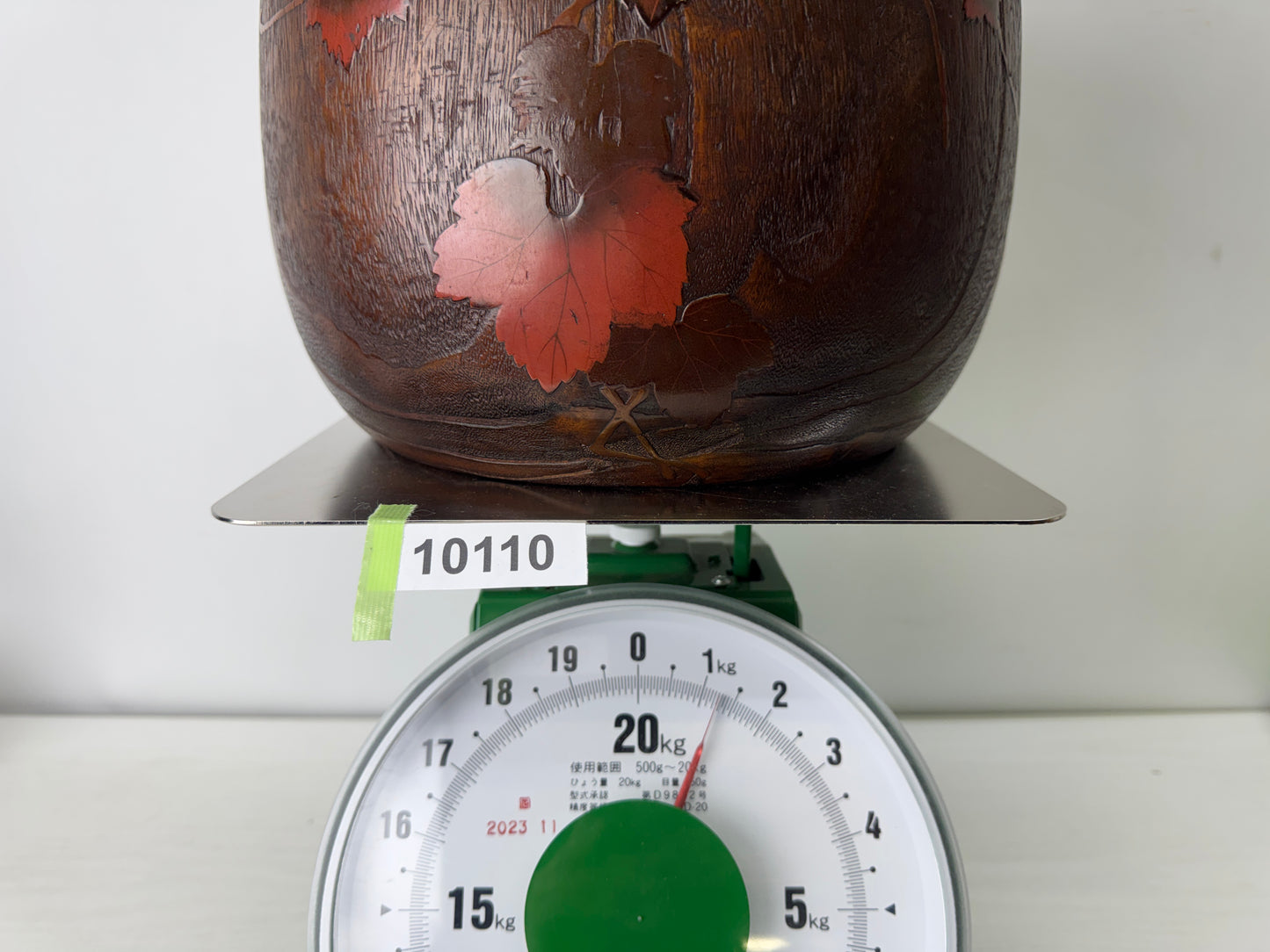 Y10110 HIBACHI paulownia hollowed-out brazier autumn leaves Makie Japan antique