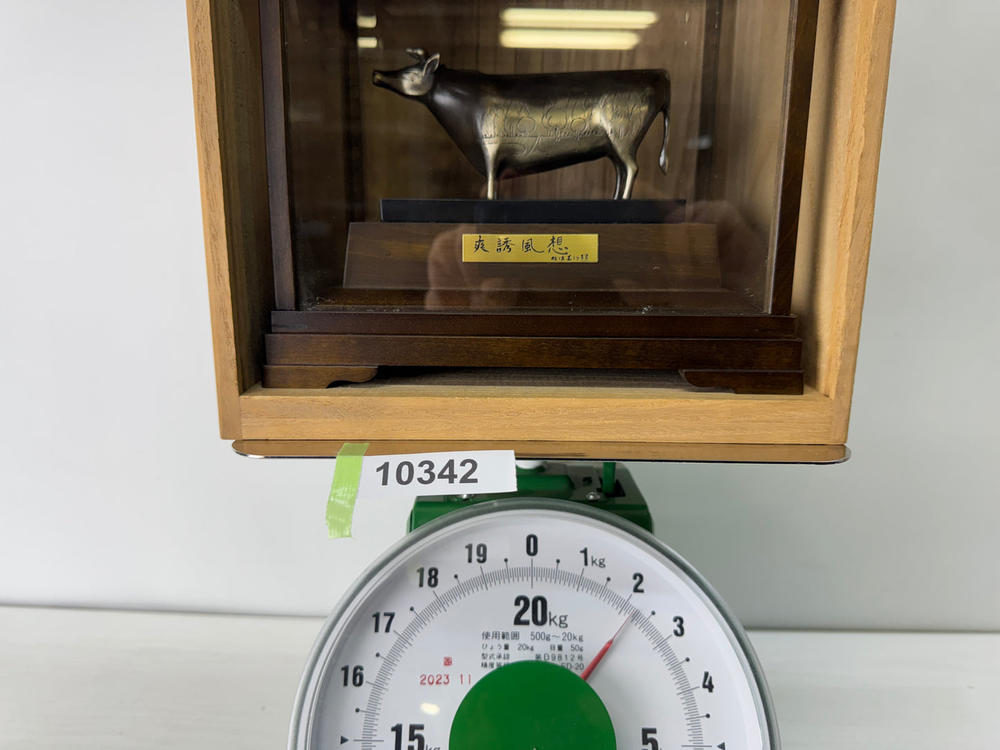 Y10342 OKIMONO Cow figurine figure glass case signed box Japan antique interior