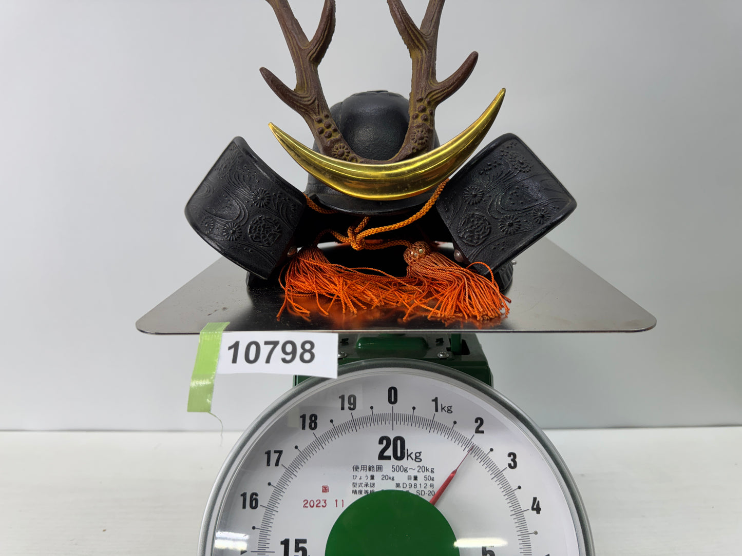 Y10798 OKIMONO iron Small Kabuto helmet figurine armor yoroi Japan antique