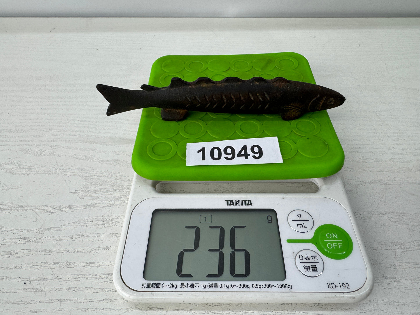 Y10949 OKIMONO metal Fish-shaped paperweight stationery Japan antique figure