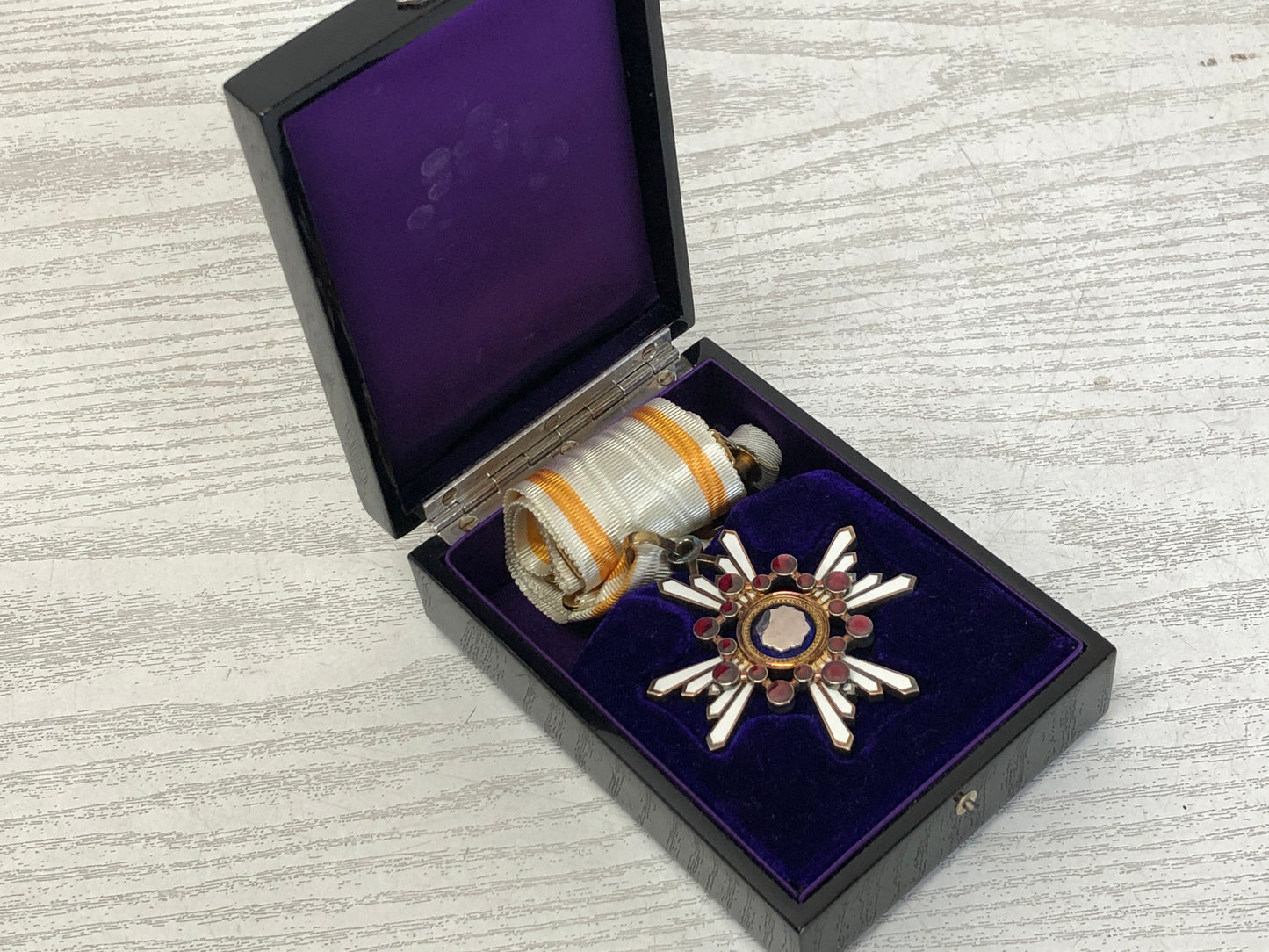 Y3227 KUNSHO Order of the Sacred Treasure 3rd prize box Japanese military medal