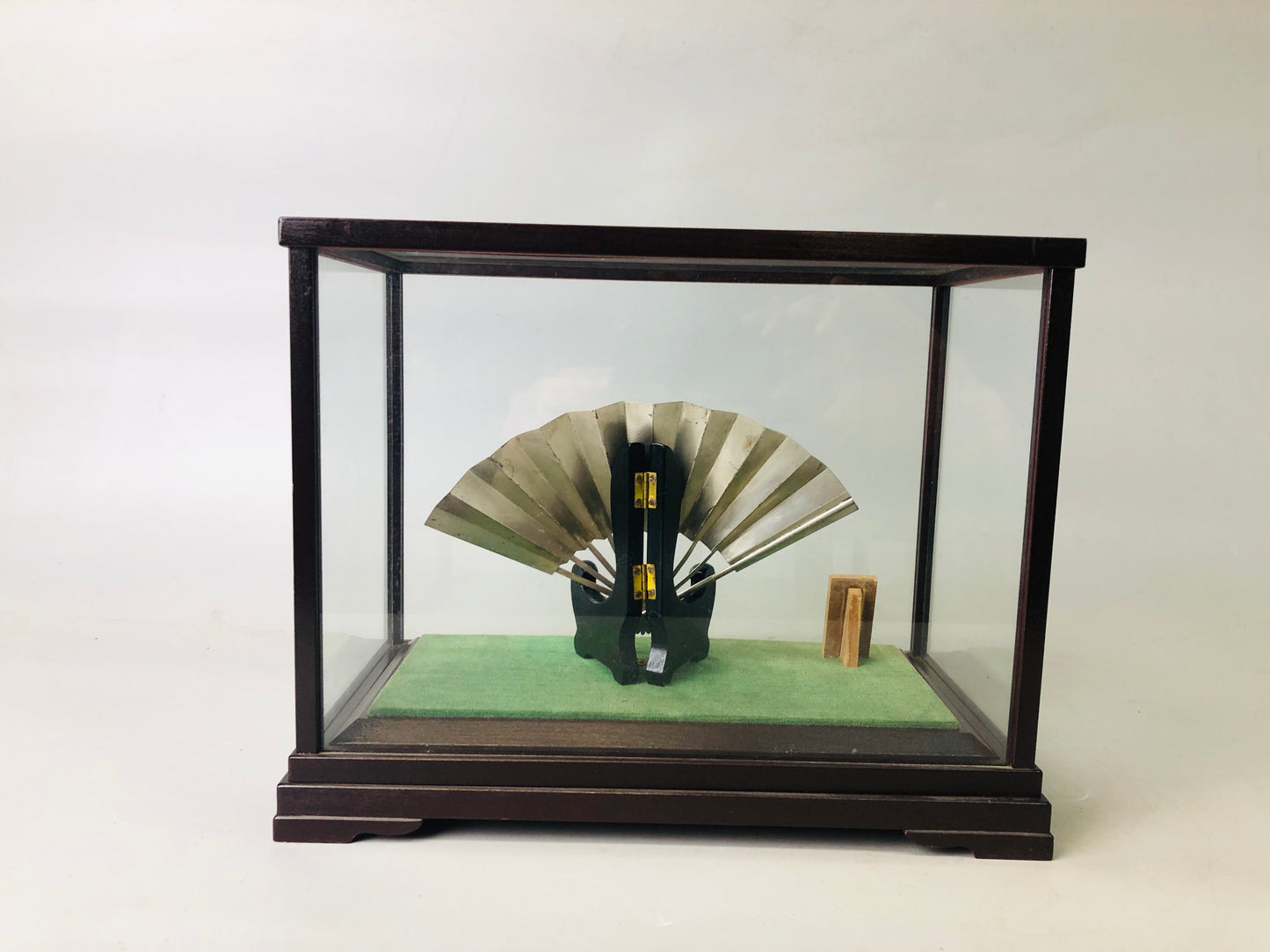 Y7206 OKIMONO Sterling silver Folding fan signed glass case Japan antique decor