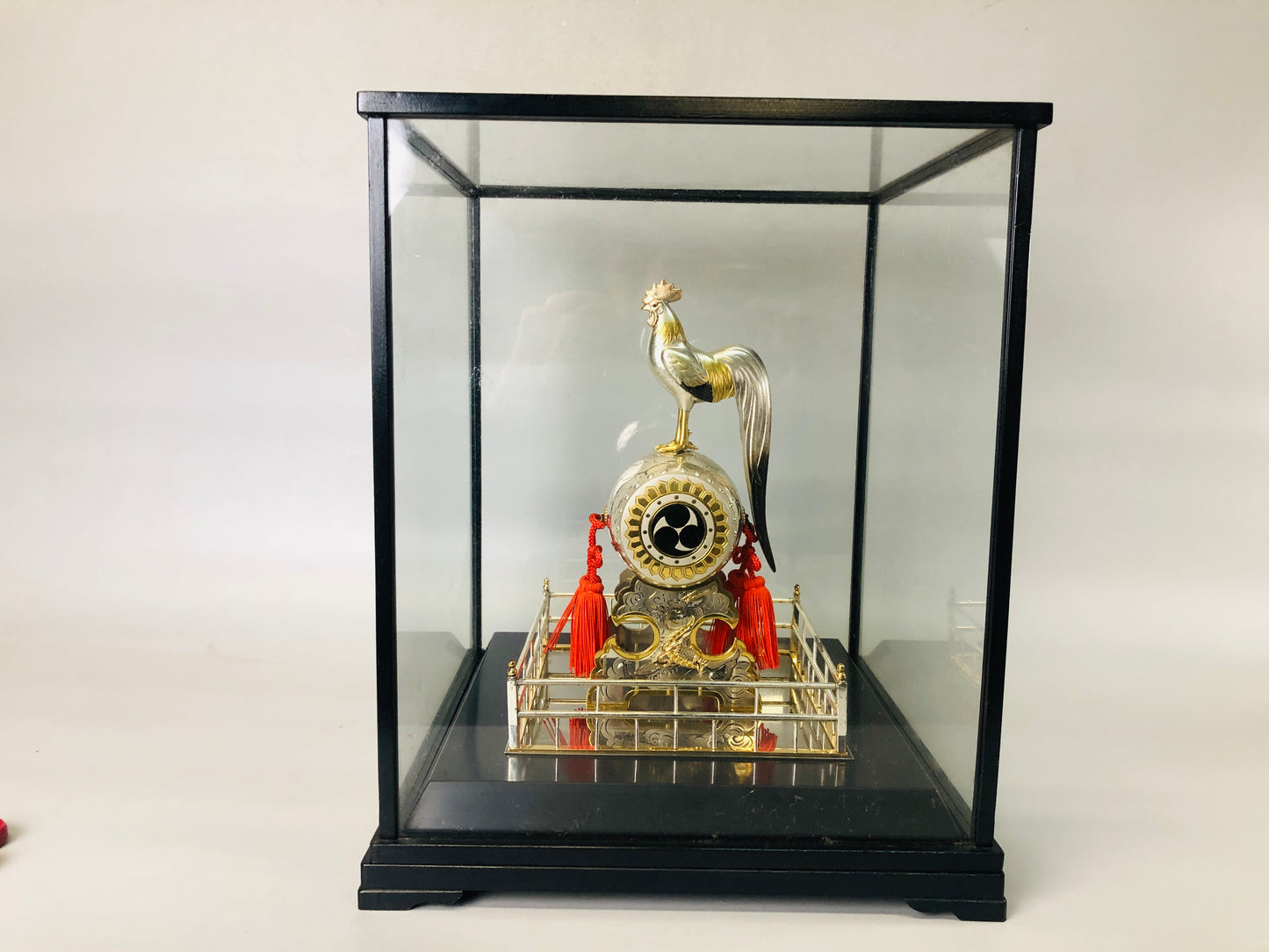 Y7221 OKIMONO Silver Drum Bird signed glass case box Japan antique interior