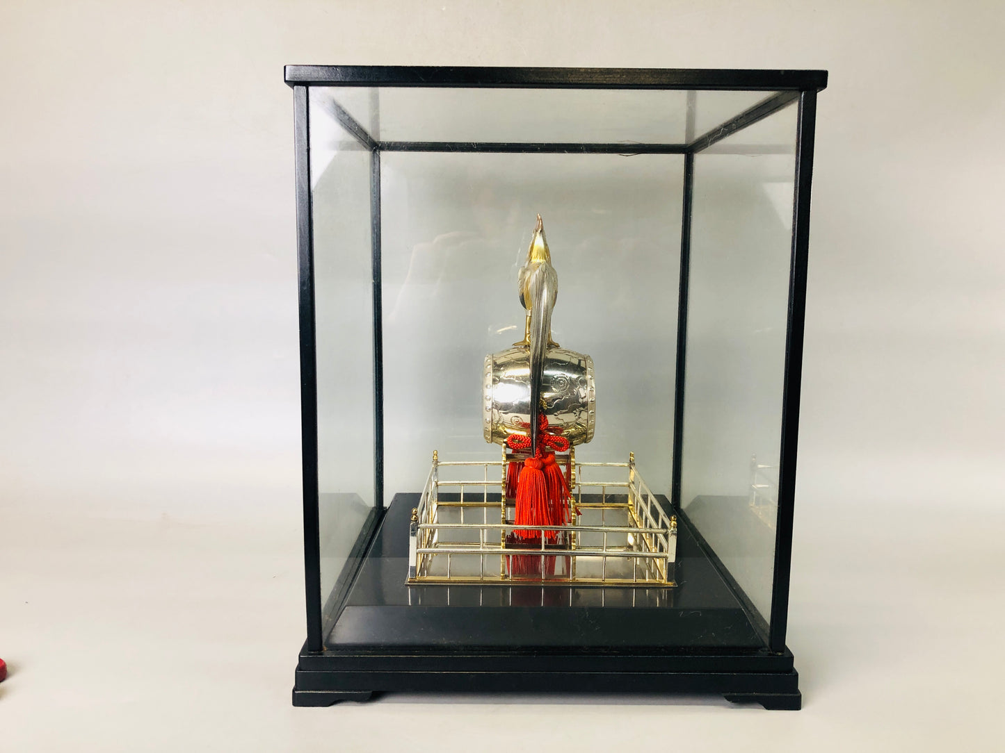 Y7221 OKIMONO Silver Drum Bird signed glass case box Japan antique interior