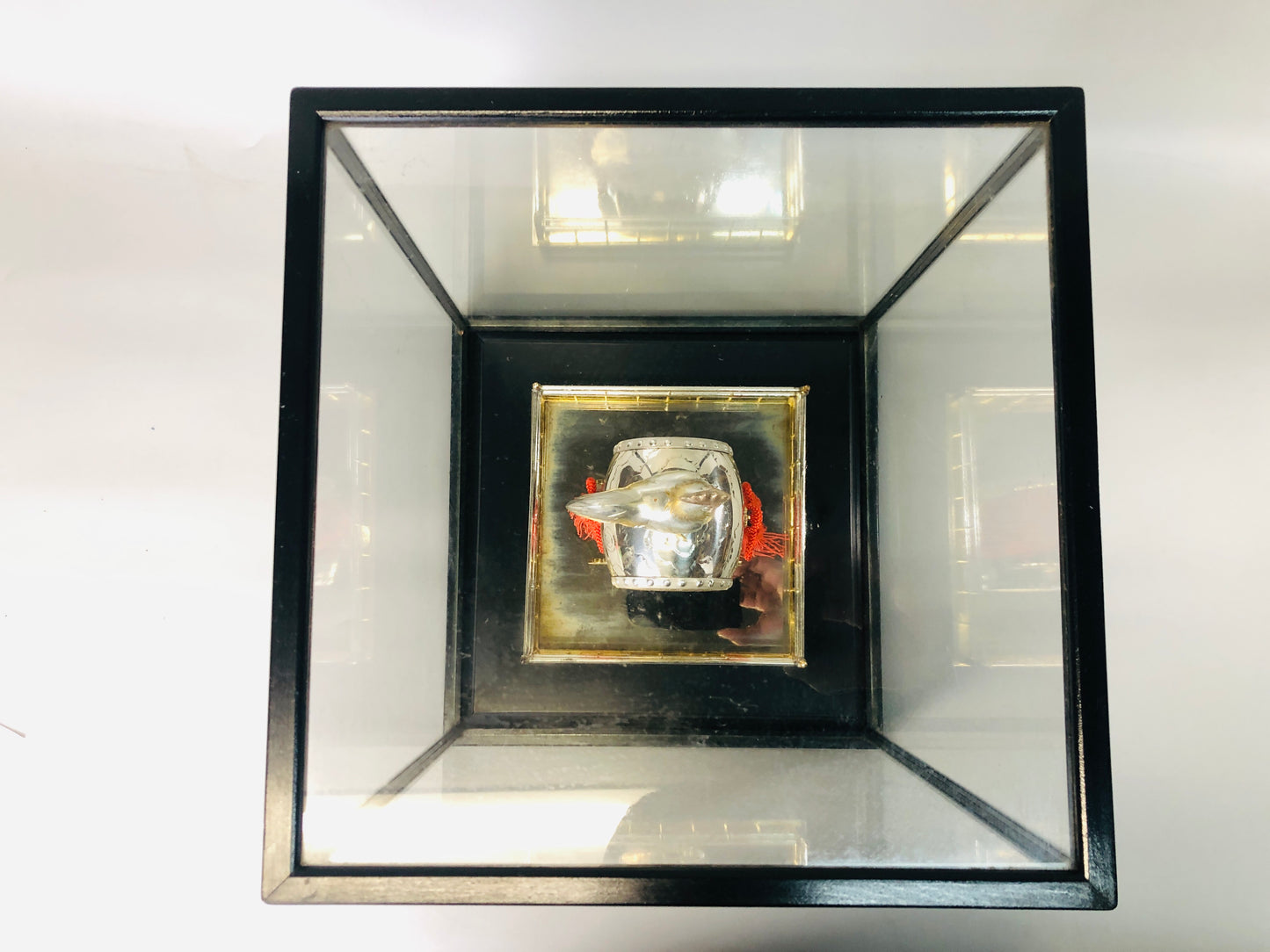 Y7221 OKIMONO Silver Drum Bird signed glass case box Japan antique interior