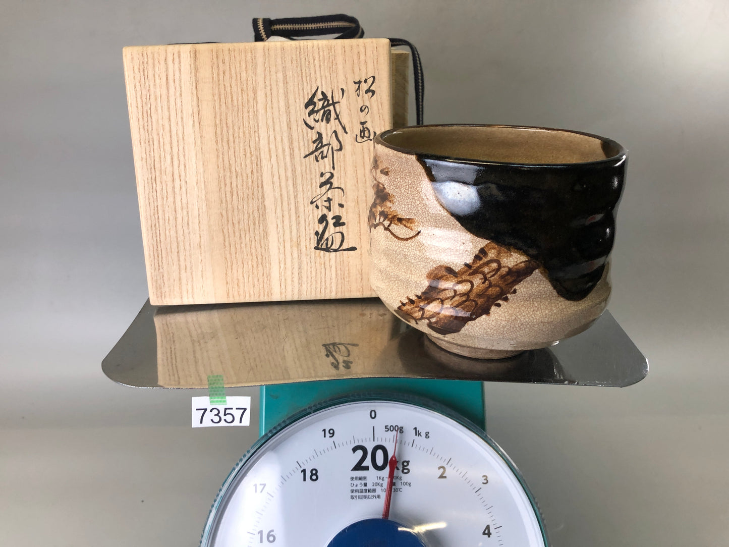 Y7357 CHAWAN Oribe-ware bowl signed box pine Japan antique tea ceremony pottery