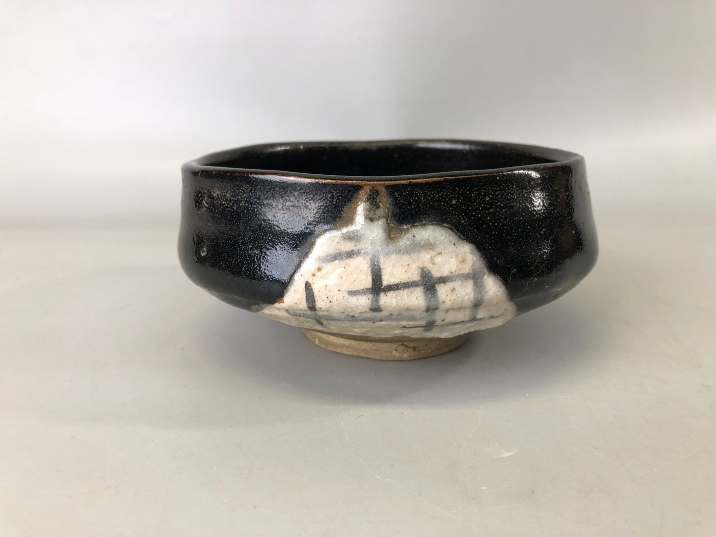 Y7380 CHAWAN Oribe-ware flat bowl signed Japan antique tea ceremony pottery cup