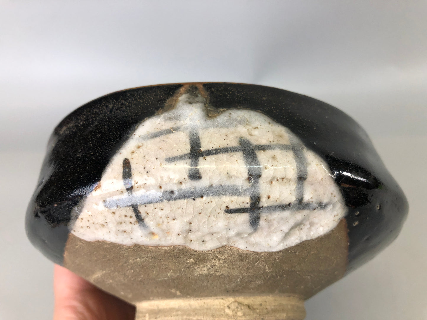 Y7380 CHAWAN Oribe-ware flat bowl signed Japan antique tea ceremony pottery cup