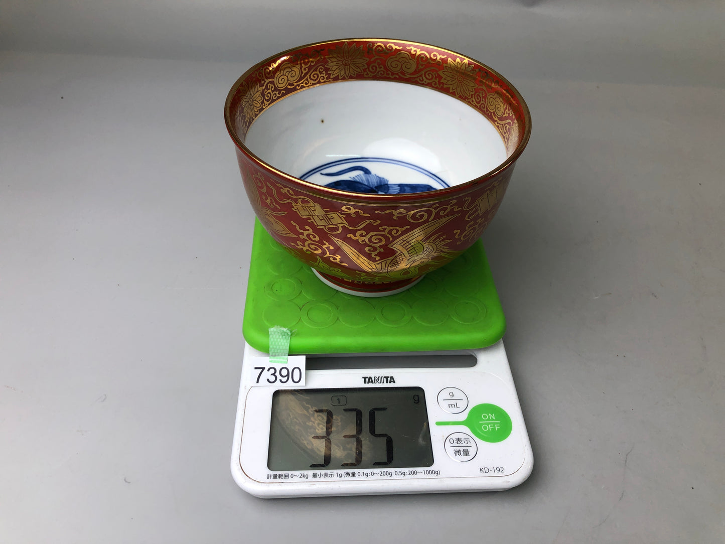Y7390 CHAWAN Kutani-ware bowl signed red picture Japan antique pottery tableware