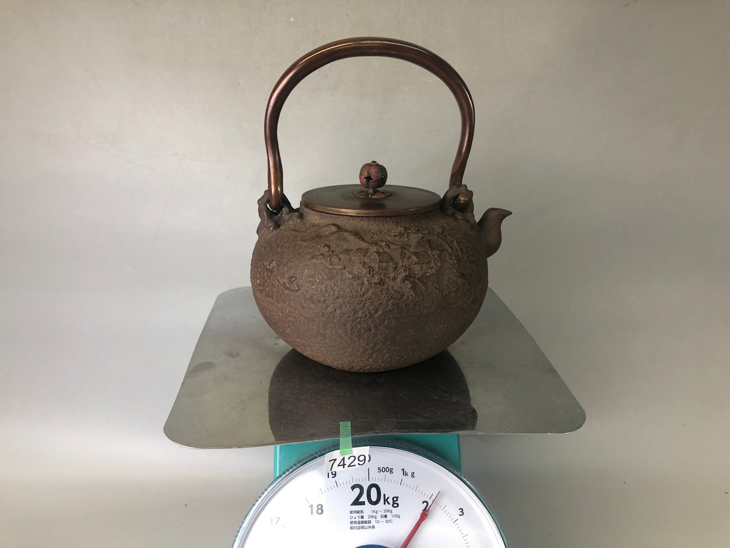 Y7429 TETSUBIN Iron kettle Kibundo signed copper handle signed Japan antique pot
