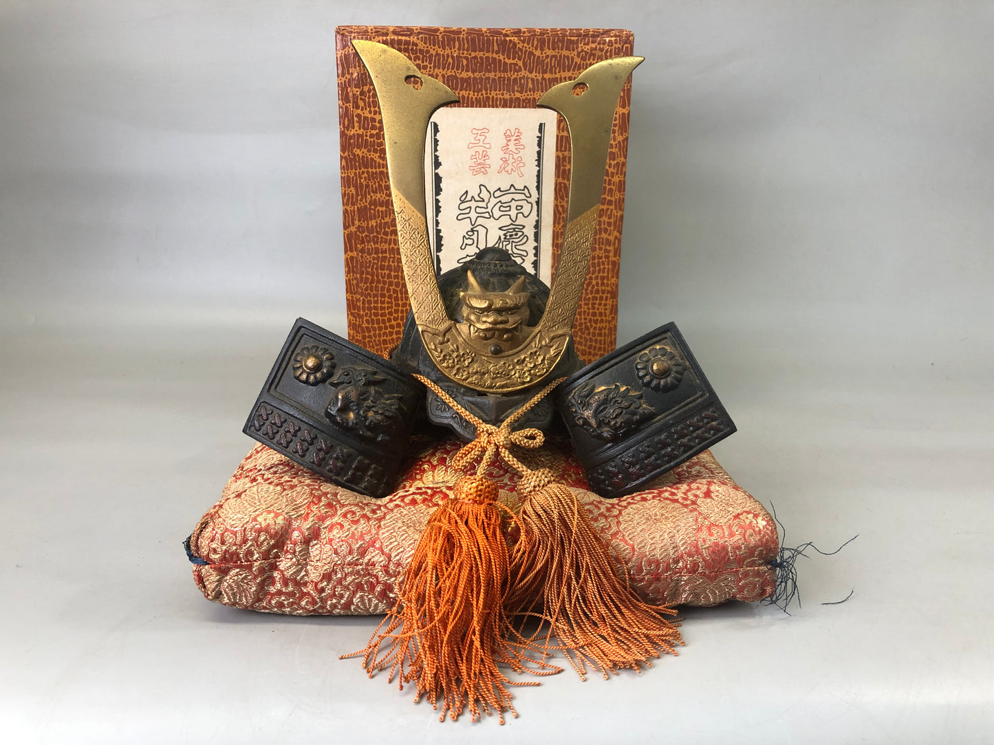 Y7441 OKIMONO metal Kabuto helmet figurine box cushion Japan antique interior