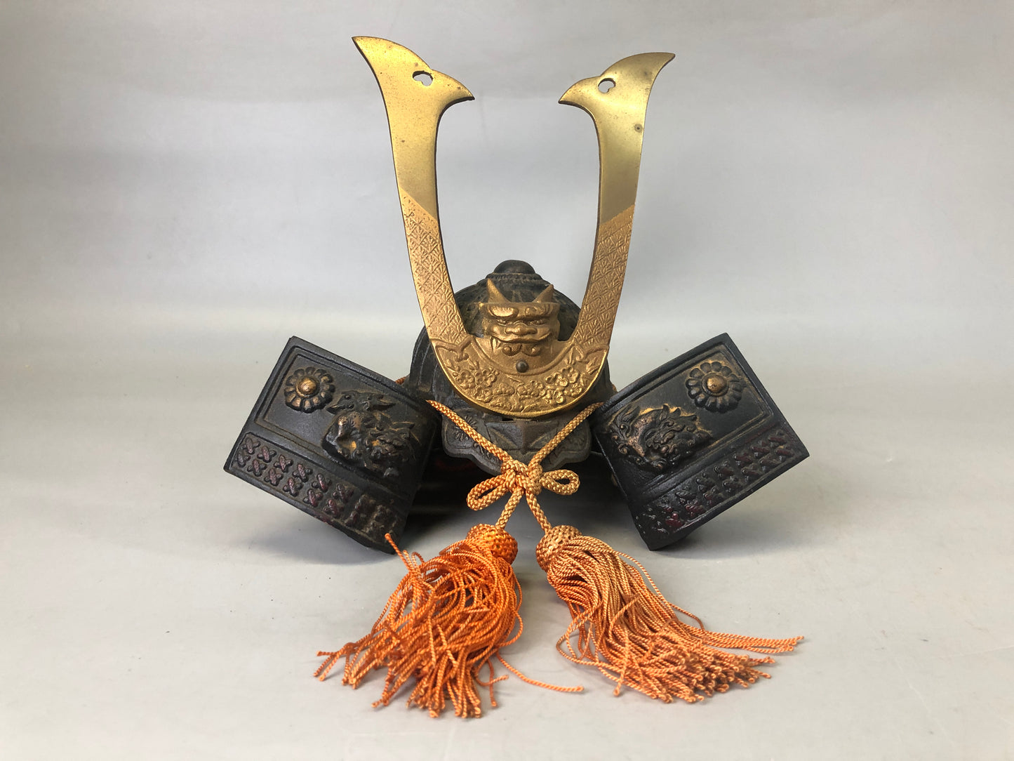 Y7441 OKIMONO metal Kabuto helmet figurine box cushion Japan antique interior