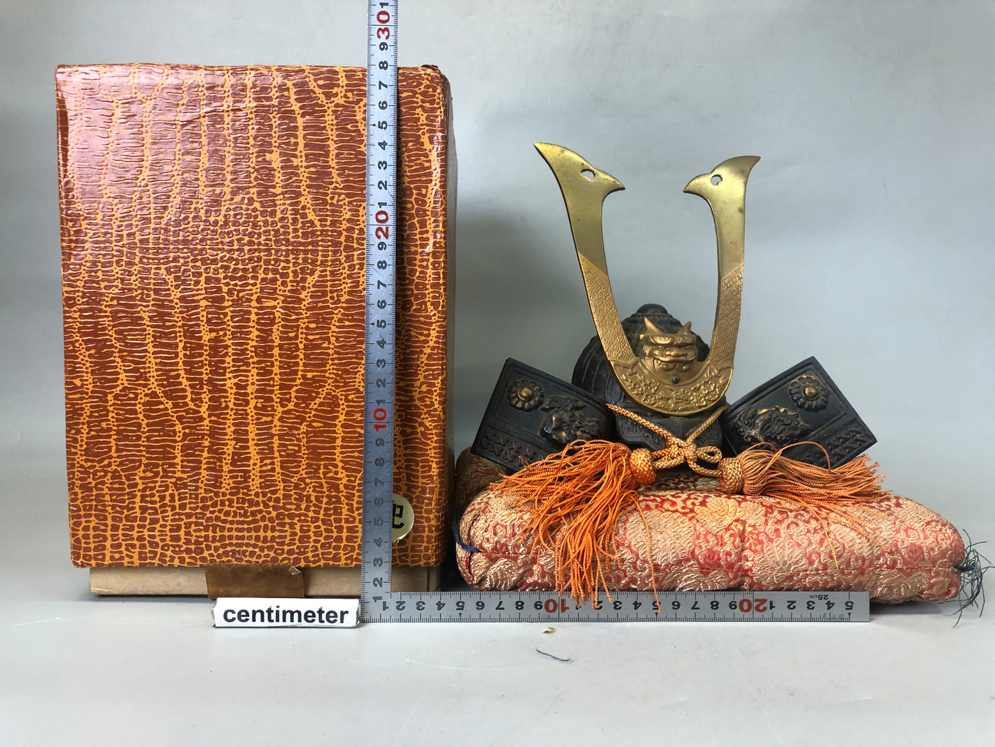 Y7441 OKIMONO metal Kabuto helmet figurine box cushion Japan antique interior