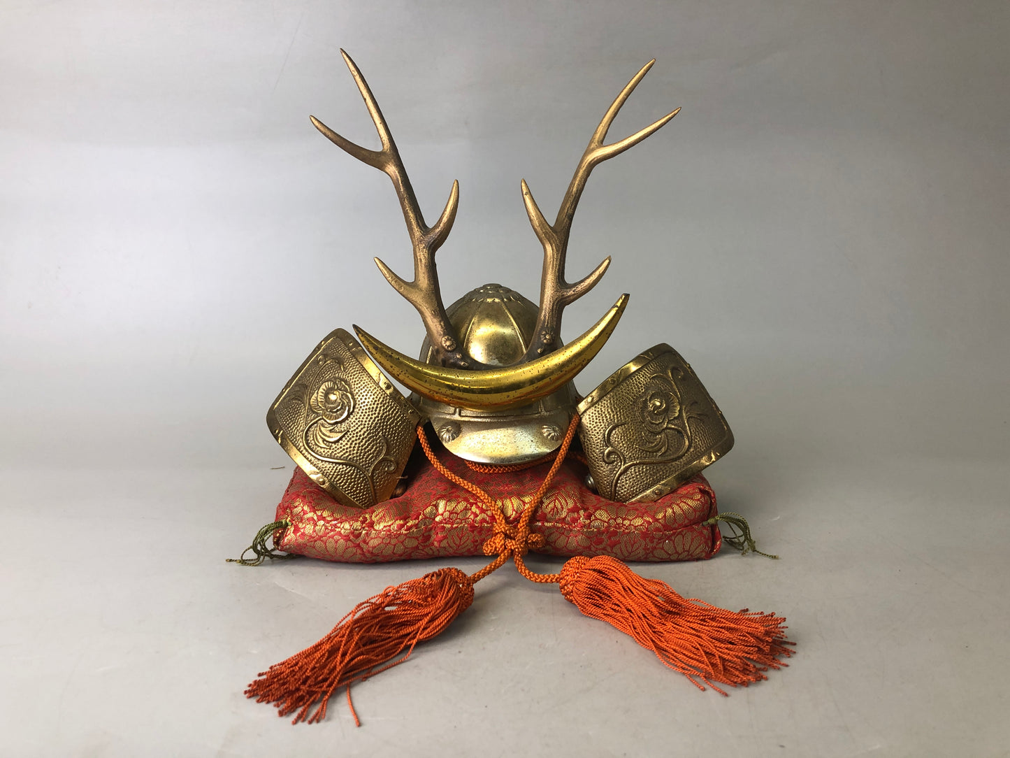 Y7451 OKIMONO metal Kabuto helmet figurine cushion armor Japan antique interior