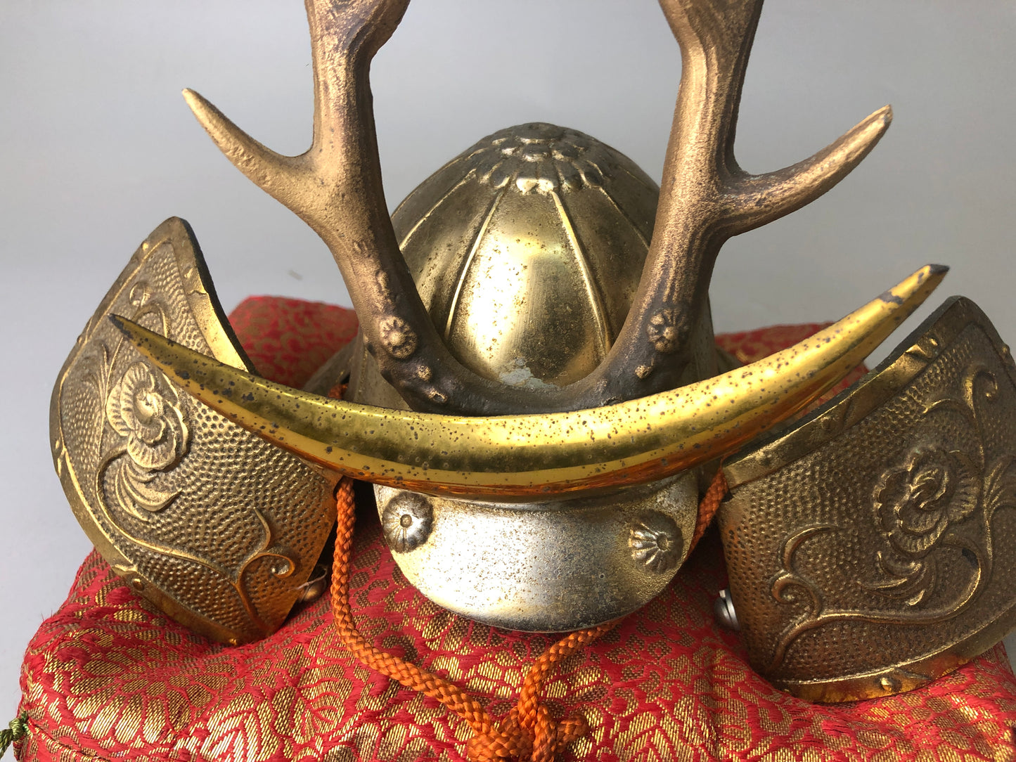 Y7451 OKIMONO metal Kabuto helmet figurine cushion armor Japan antique interior