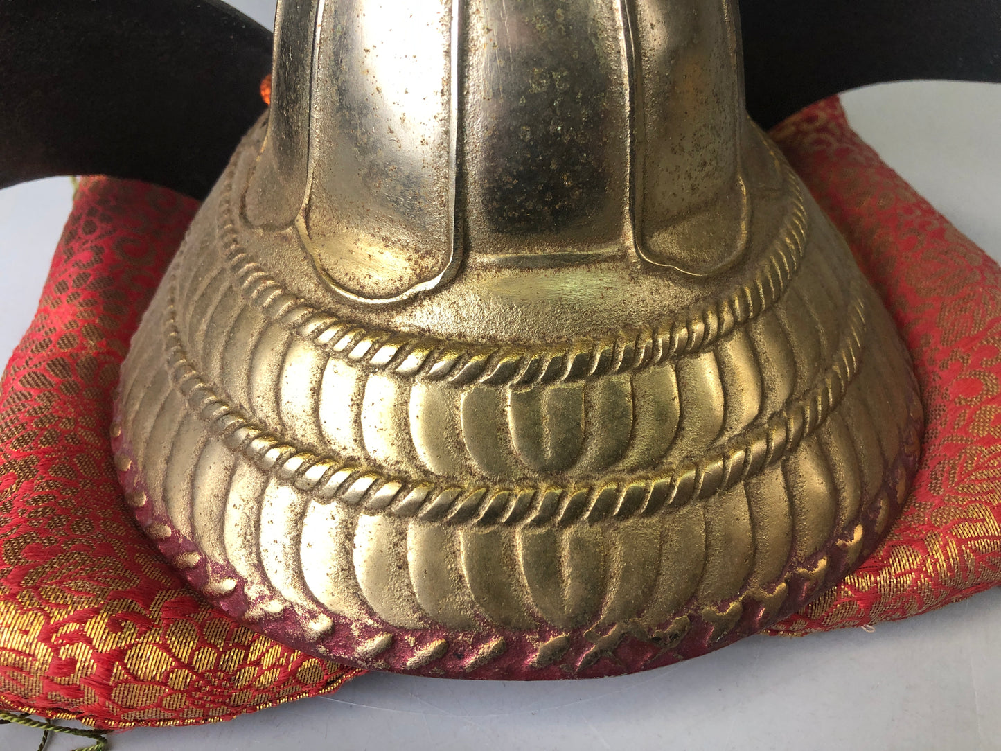 Y7451 OKIMONO metal Kabuto helmet figurine cushion armor Japan antique interior
