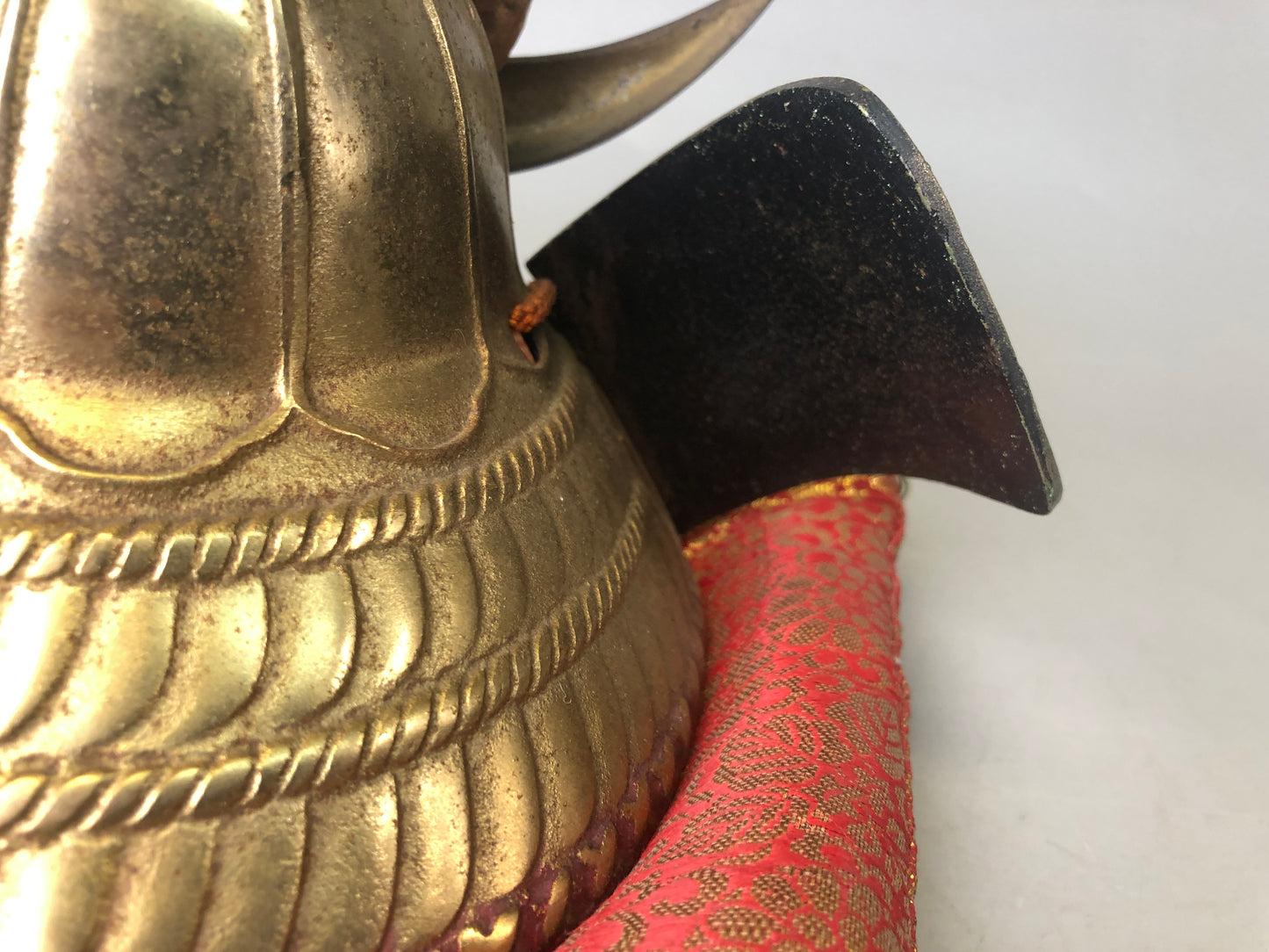 Y7451 OKIMONO metal Kabuto helmet figurine cushion armor Japan antique interior