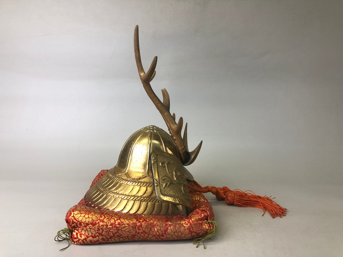 Y7451 OKIMONO metal Kabuto helmet figurine cushion armor Japan antique interior