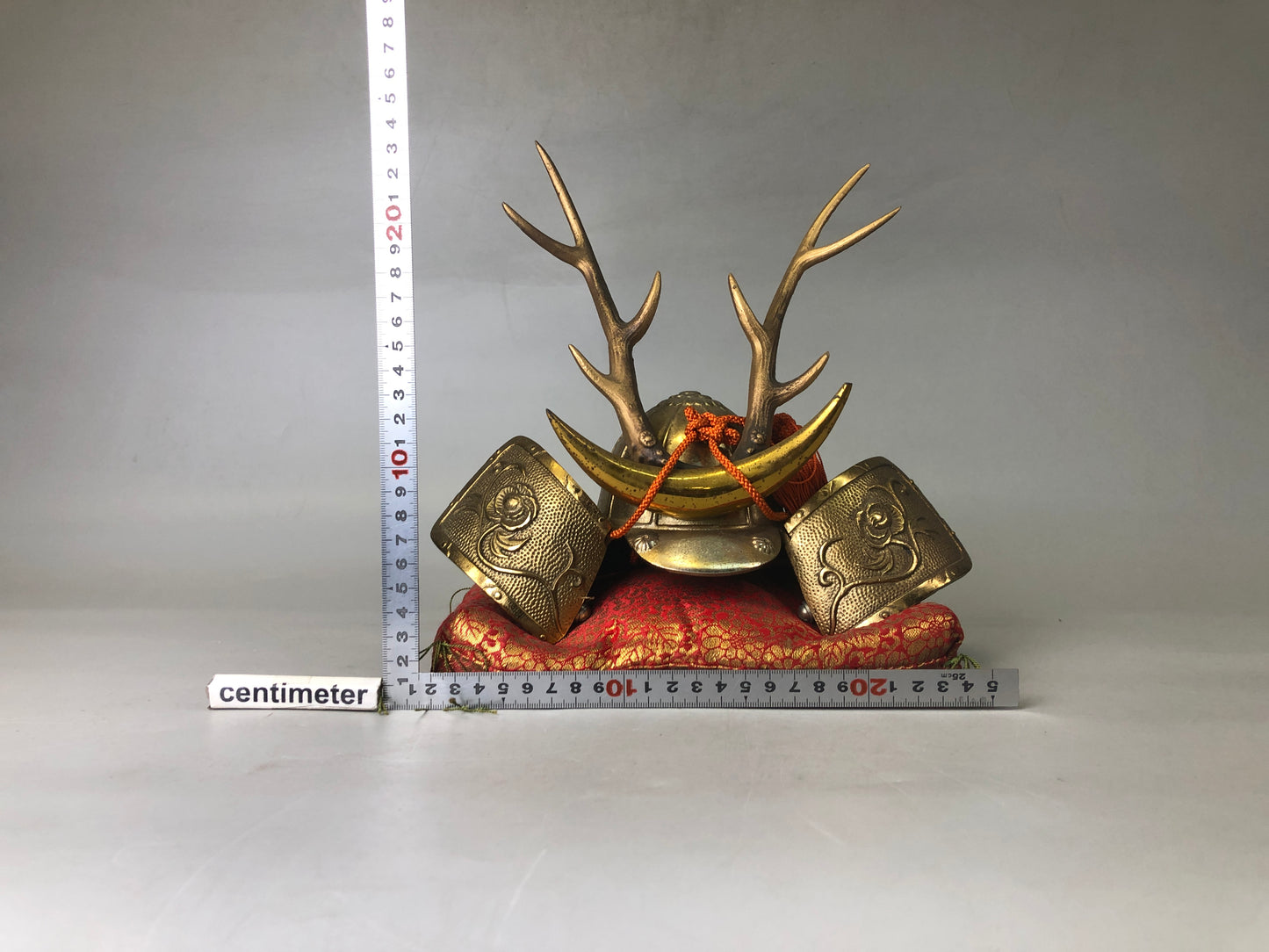 Y7451 OKIMONO metal Kabuto helmet figurine cushion armor Japan antique interior