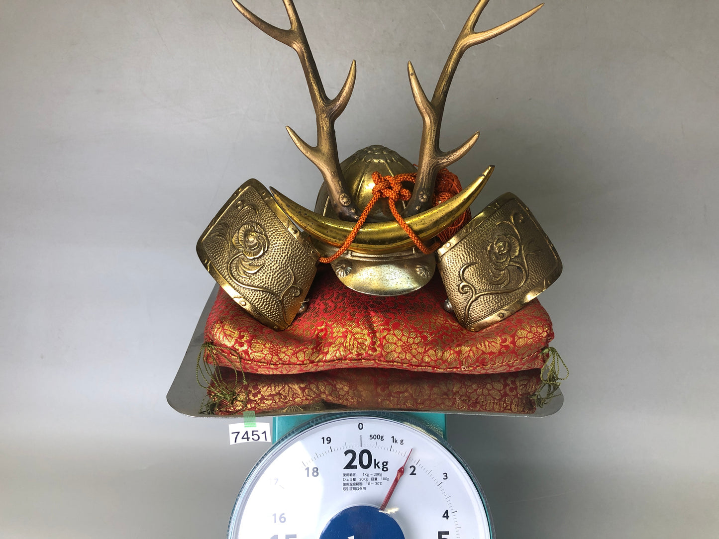 Y7451 OKIMONO metal Kabuto helmet figurine cushion armor Japan antique interior