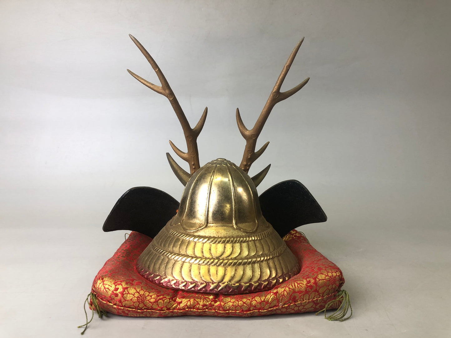 Y7451 OKIMONO metal Kabuto helmet figurine cushion armor Japan antique interior