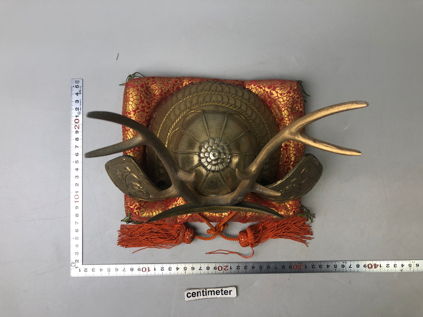 Y7451 OKIMONO metal Kabuto helmet figurine cushion armor Japan antique interior