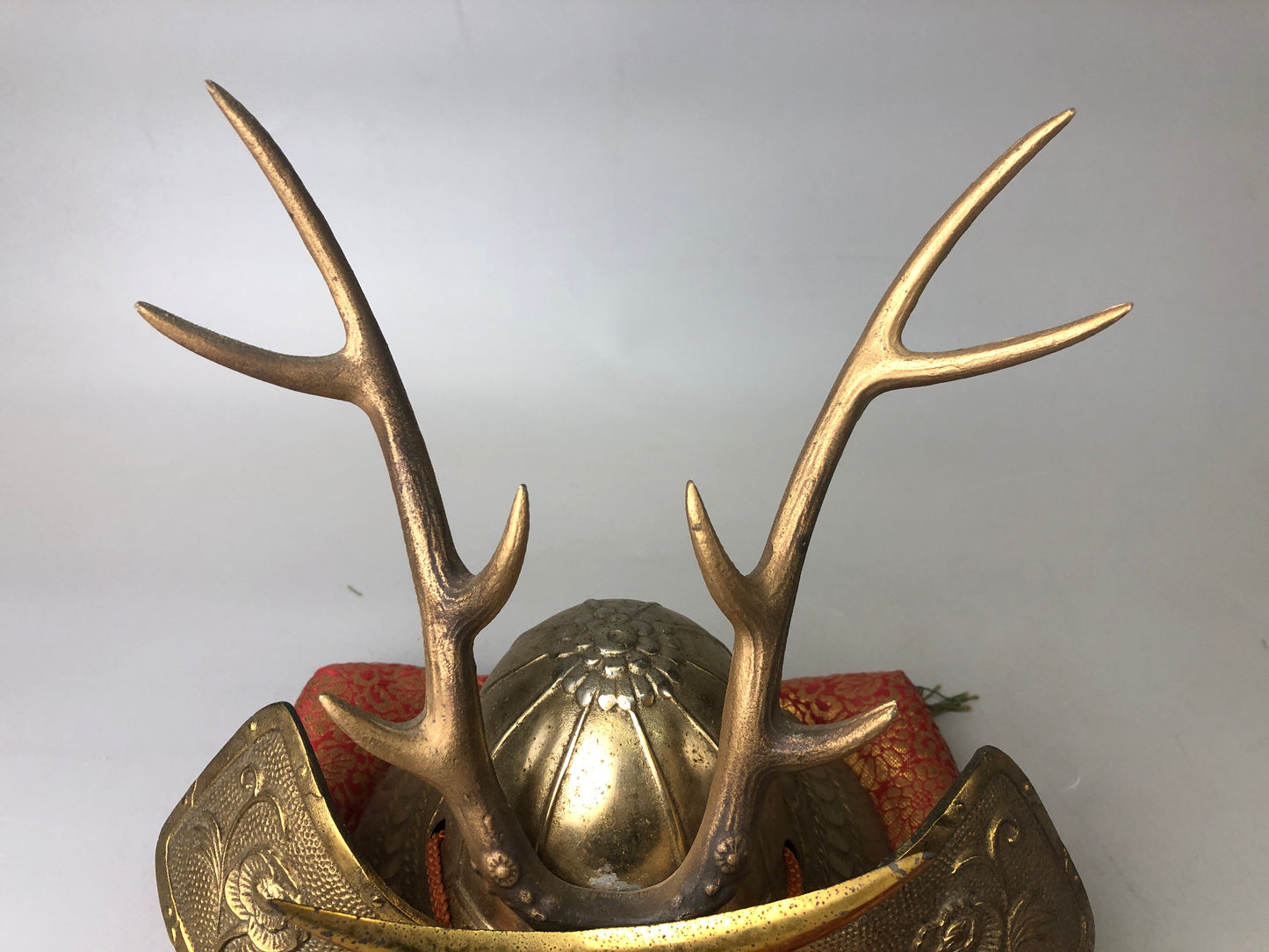 Y7451 OKIMONO metal Kabuto helmet figurine cushion armor Japan antique interior