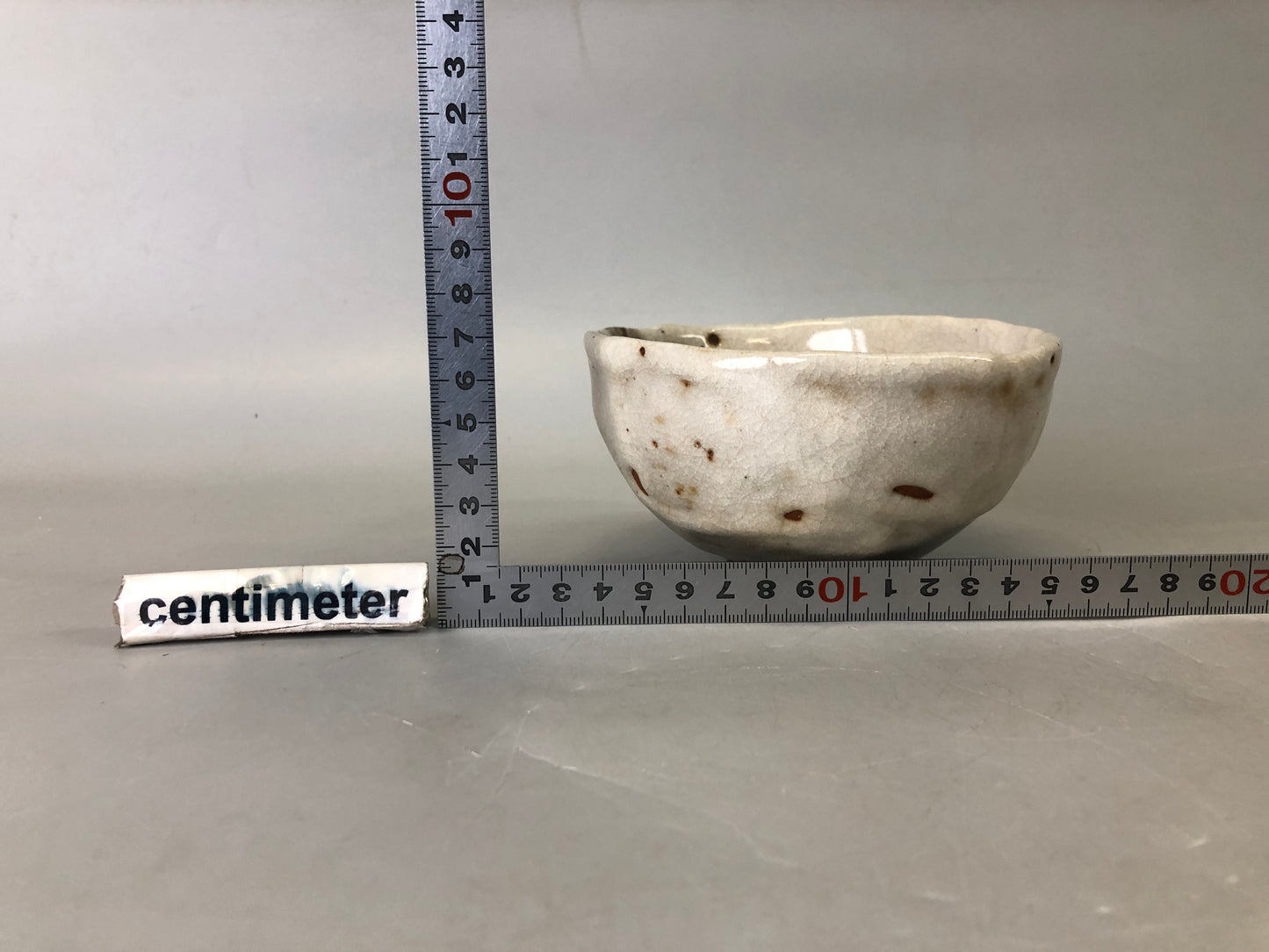 Y7465 CHAWAN Shino-ware bowl signed Japan antique tea ceremony pottery teacup