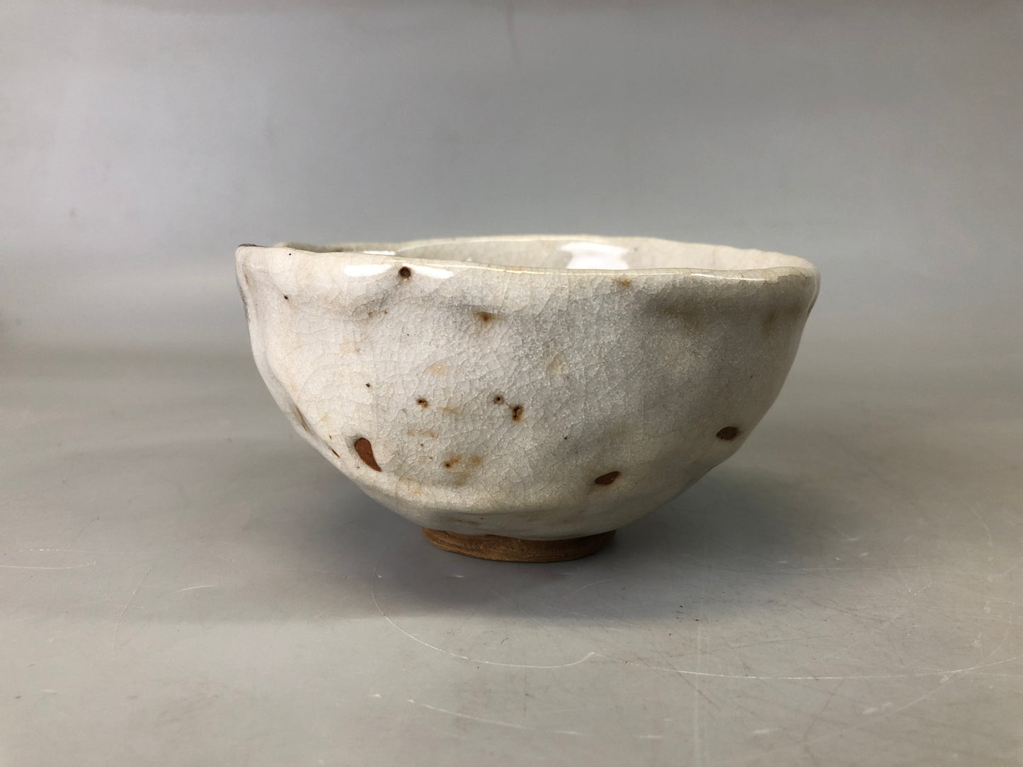 Y7465 CHAWAN Shino-ware bowl signed Japan antique tea ceremony pottery teacup
