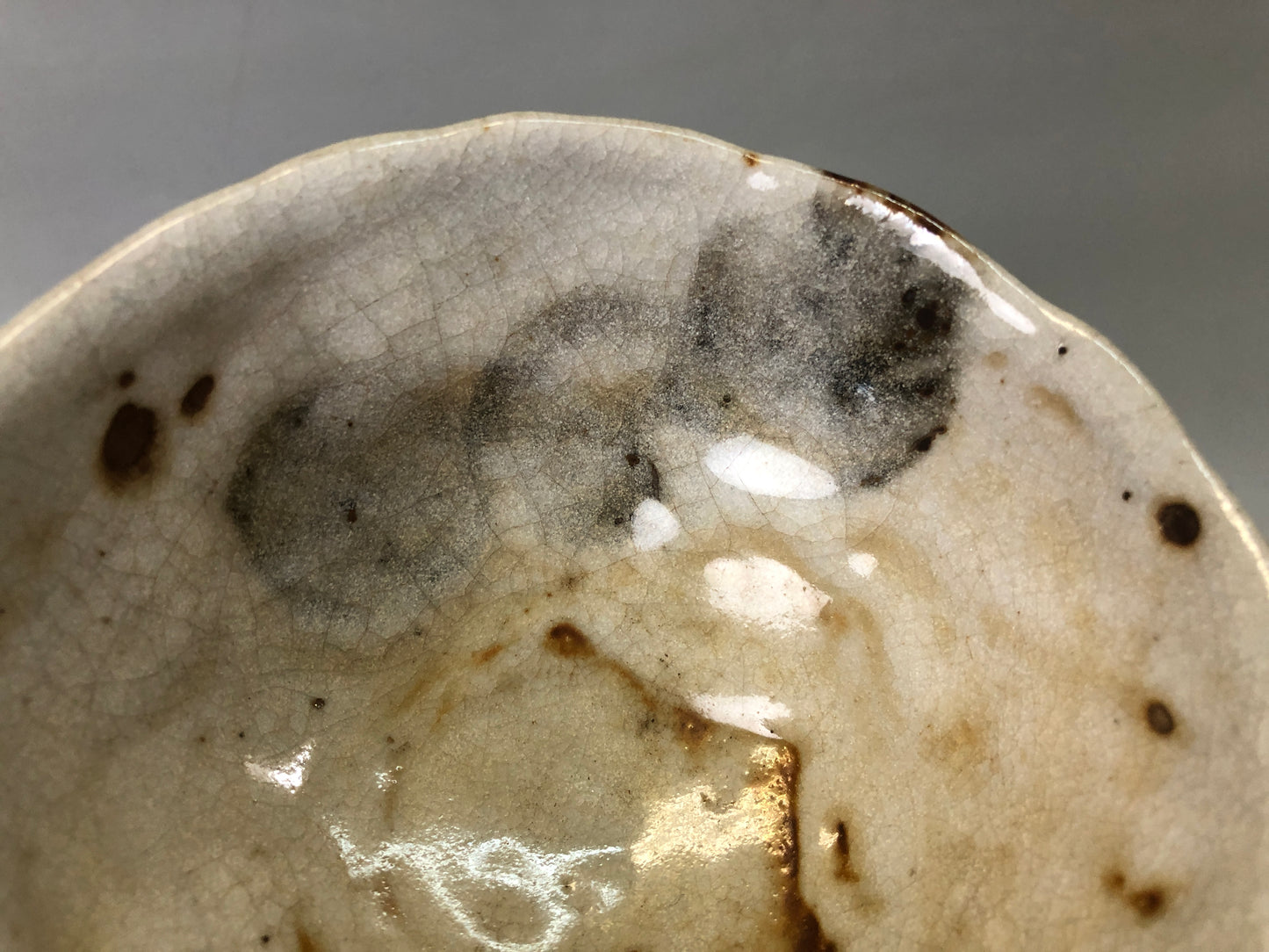 Y7465 CHAWAN Shino-ware bowl signed Japan antique tea ceremony pottery teacup