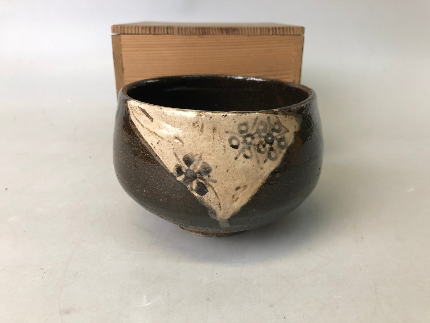 Y7524 CHAWAN Oribe-ware black bowl kintsugi boxx Japan antique tea ceremony cup