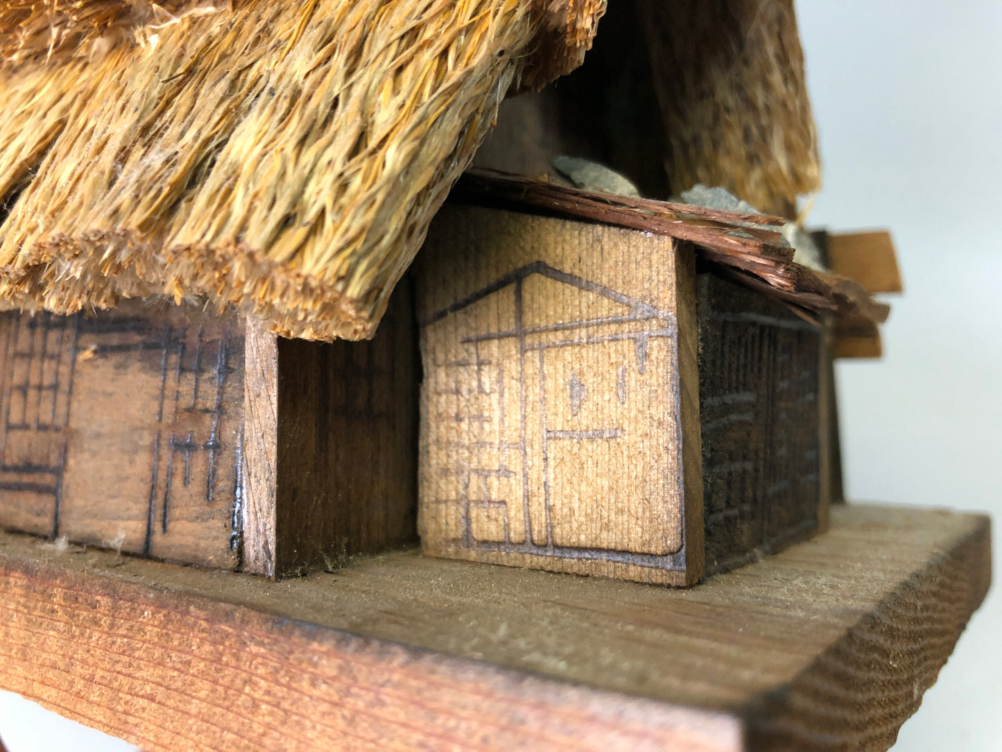 Y7563 OKIMONO Japanese Shirakawa-go Gassho-style house figurine Japan antique