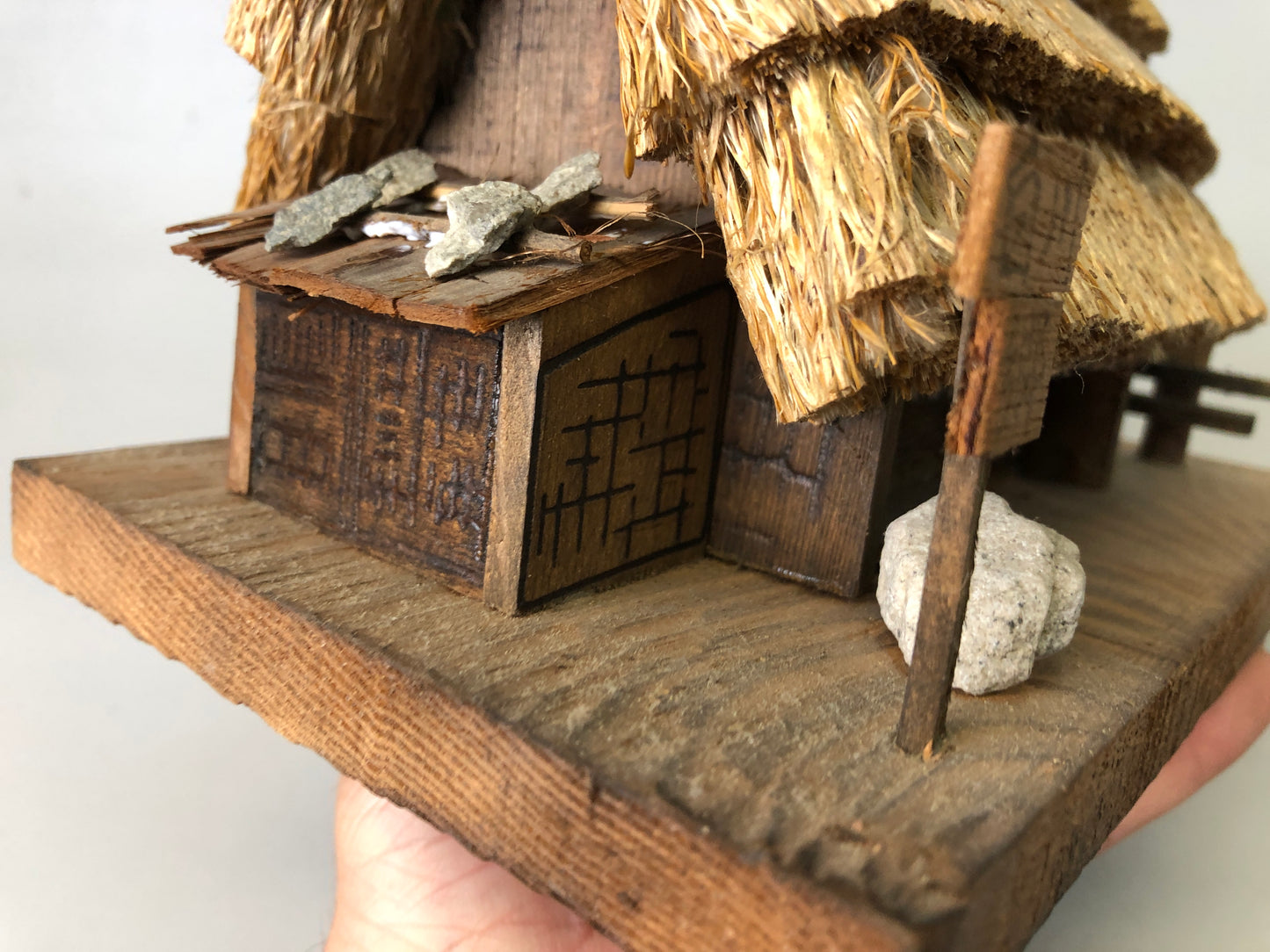 Y7563 OKIMONO Japanese Shirakawa-go Gassho-style house figurine Japan antique