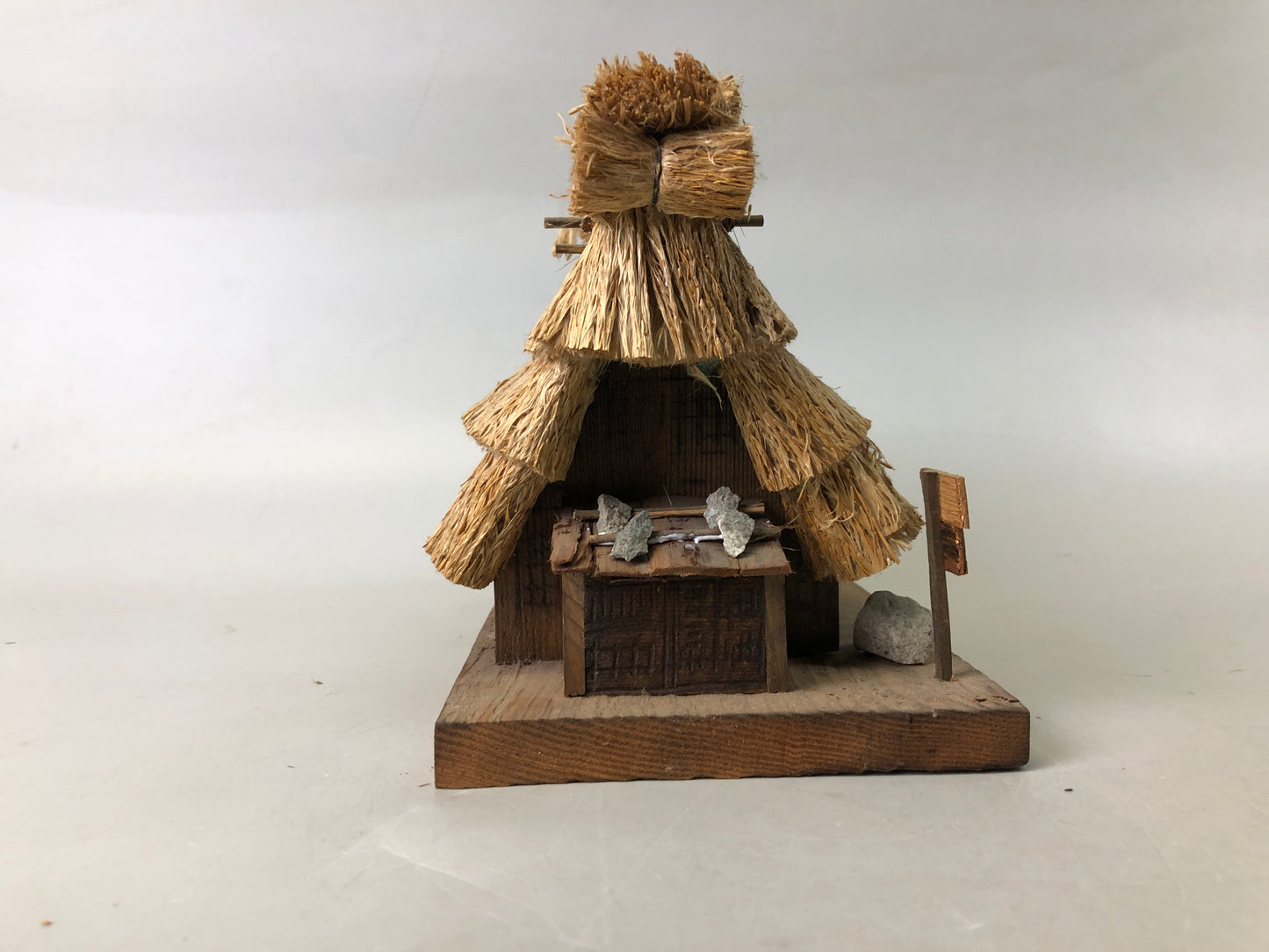 Y7563 OKIMONO Japanese Shirakawa-go Gassho-style house figurine Japan antique