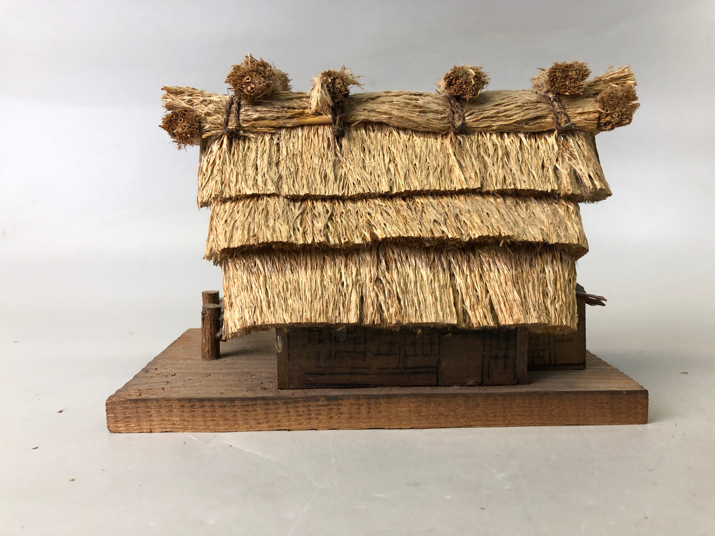 Y7563 OKIMONO Japanese Shirakawa-go Gassho-style house figurine Japan antique
