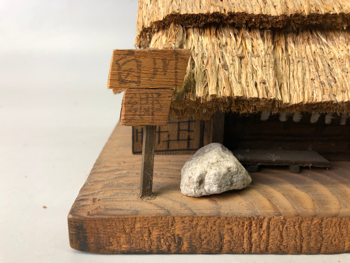 Y7563 OKIMONO Japanese Shirakawa-go Gassho-style house figurine Japan antique