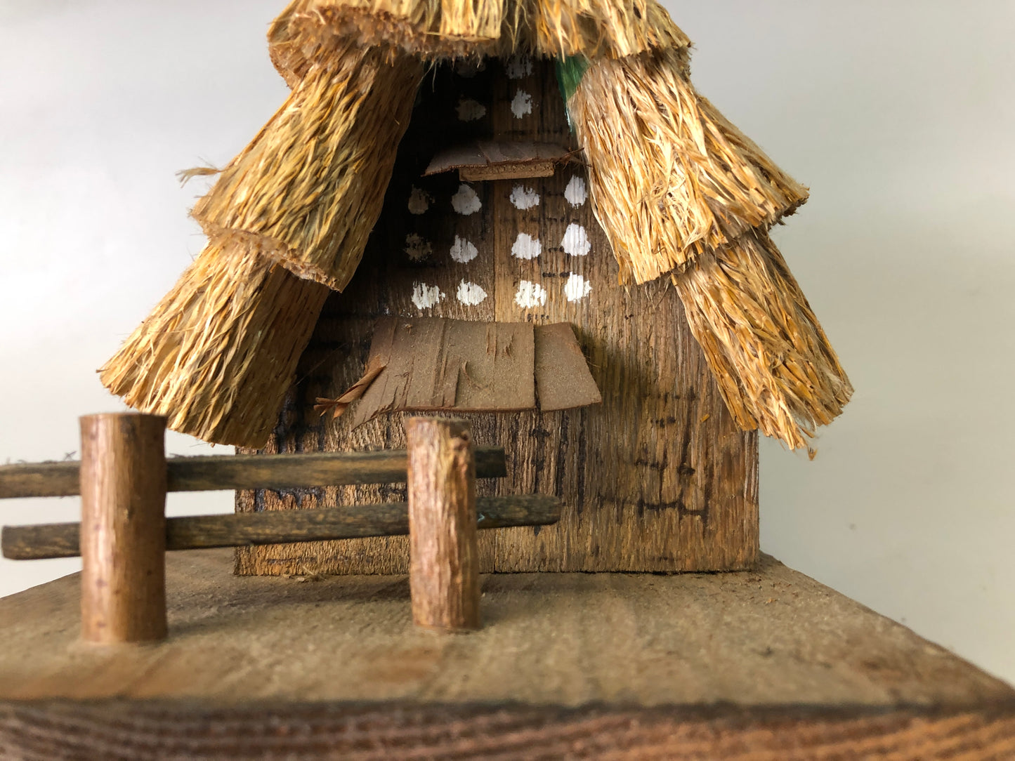 Y7563 OKIMONO Japanese Shirakawa-go Gassho-style house figurine Japan antique