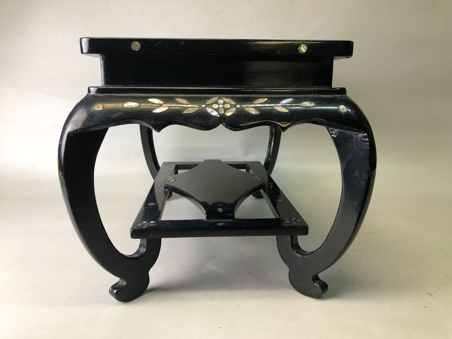 Y7701 FLOWER STAND Mother-of-pearl work signed Japan antique ikebana arrangement