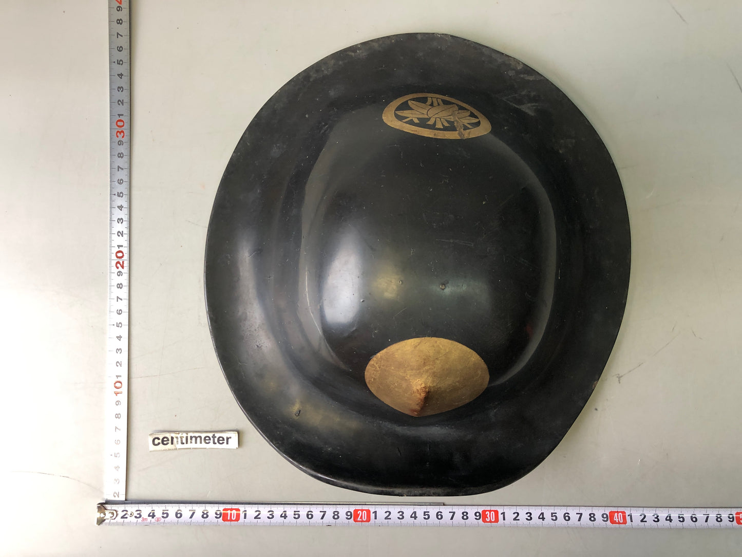 Y7737 JINGASA Black lacquer Family crest Japan antique samurai hat yoroi helmet