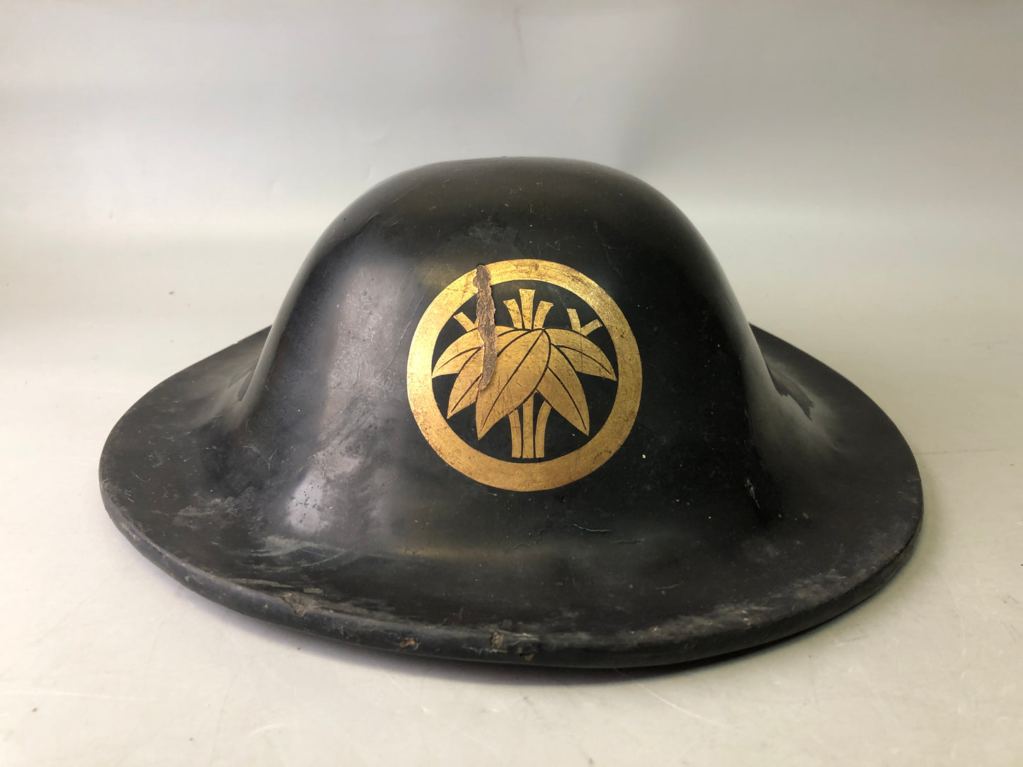 Y7737 JINGASA Black lacquer Family crest Japan antique samurai hat yoroi helmet