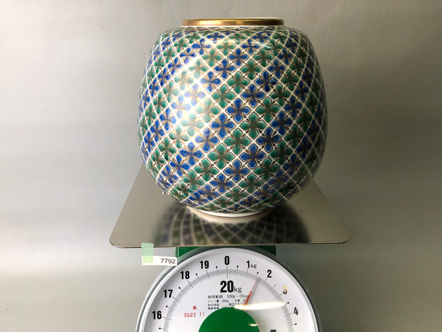 Y7792 FLOWER VASE Kutani-ware color signed Japan ikebana floral arrangement