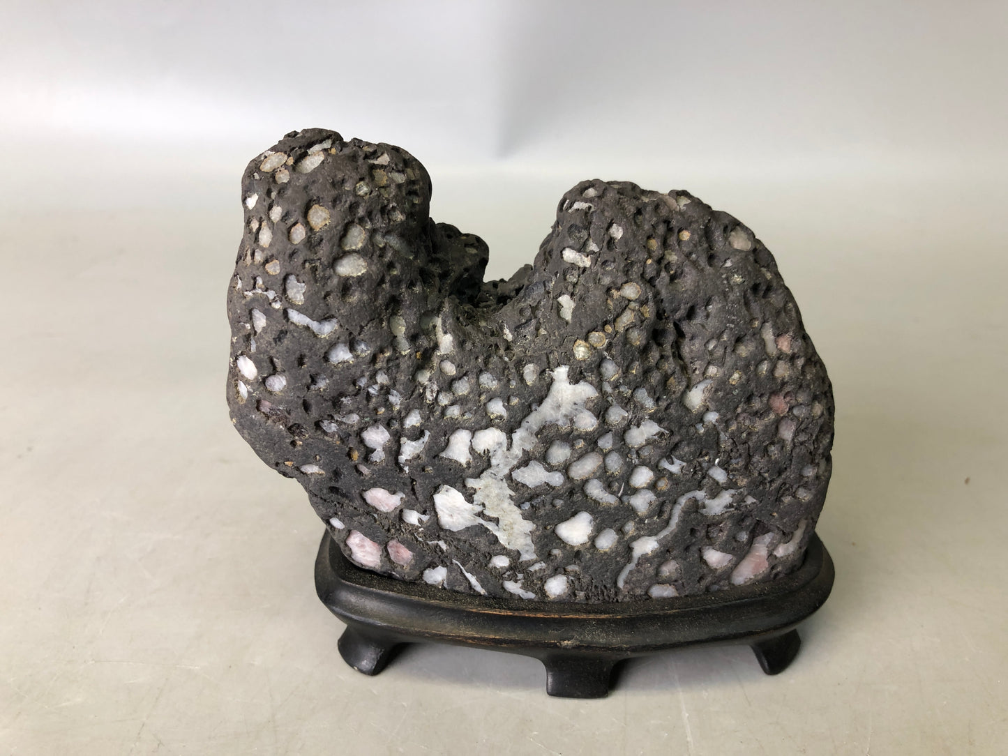 Y7921 OKIMONO Suiseki natural viewing stone stand black Japan antique interior