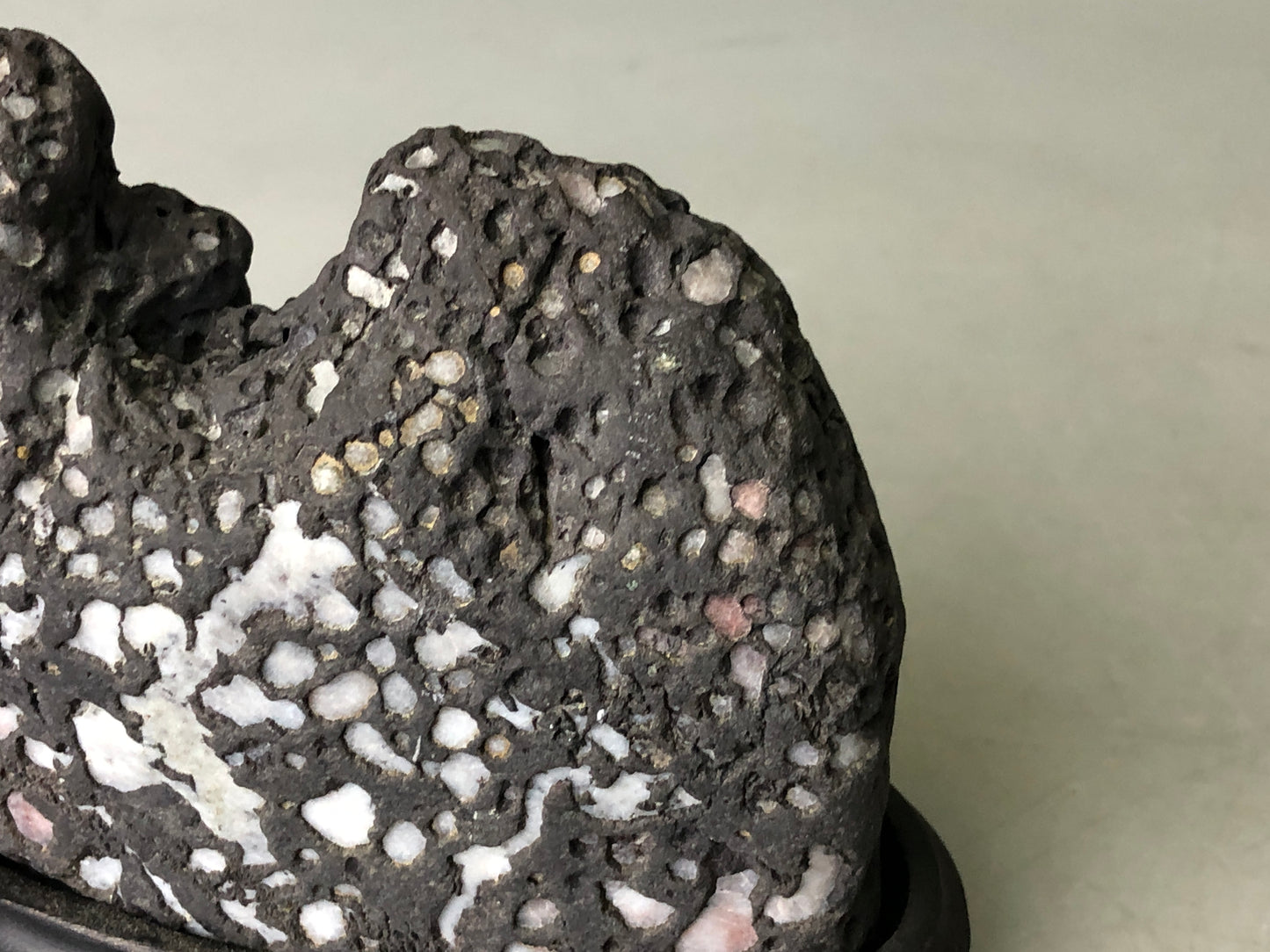 Y7921 OKIMONO Suiseki natural viewing stone stand black Japan antique interior