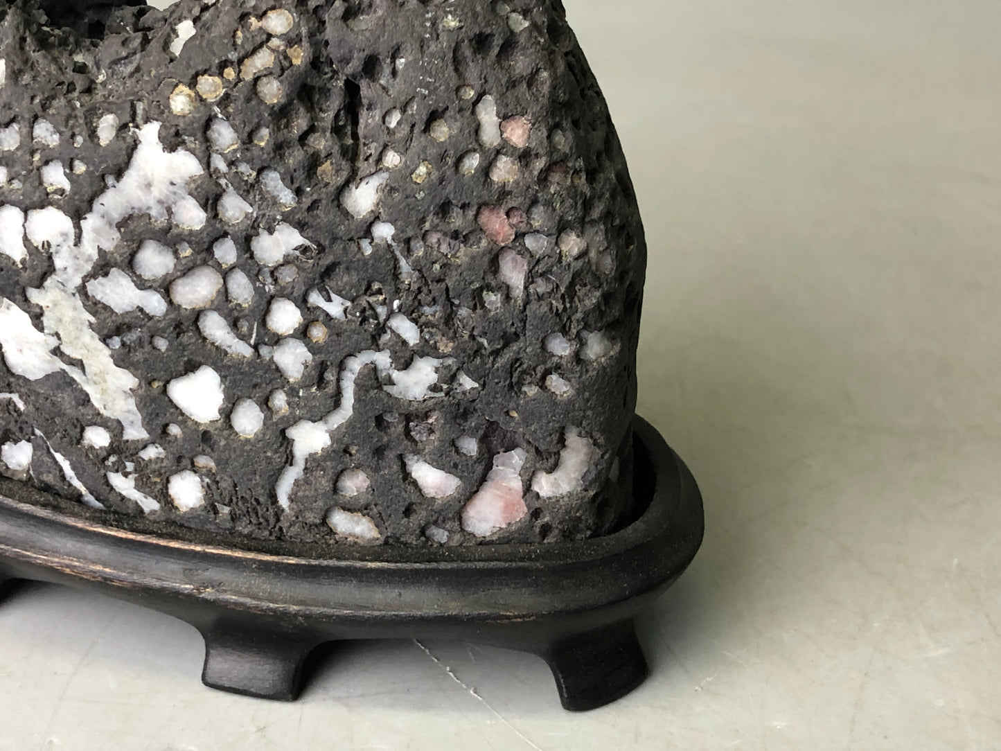 Y7921 OKIMONO Suiseki natural viewing stone stand black Japan antique interior