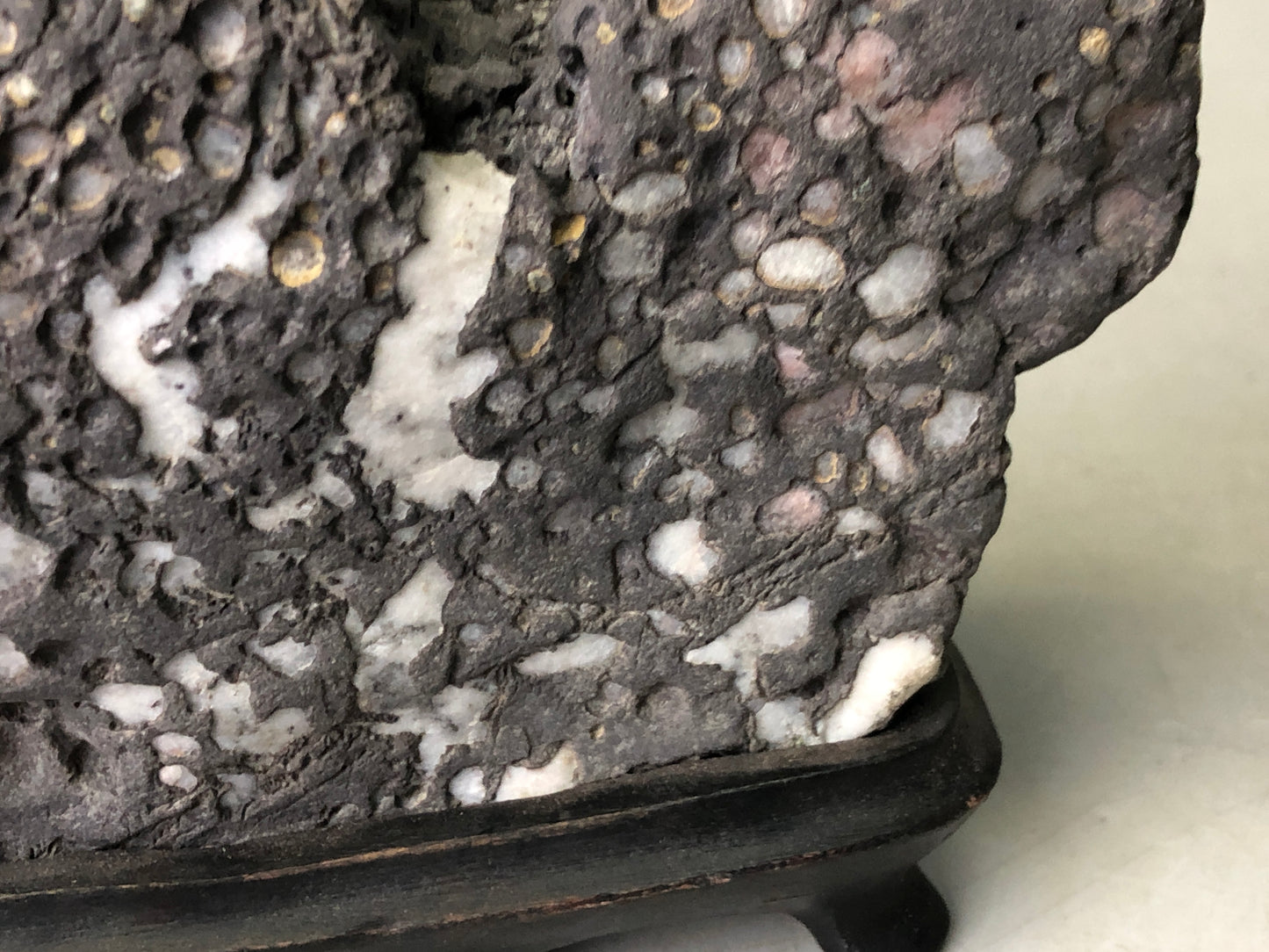 Y7921 OKIMONO Suiseki natural viewing stone stand black Japan antique interior