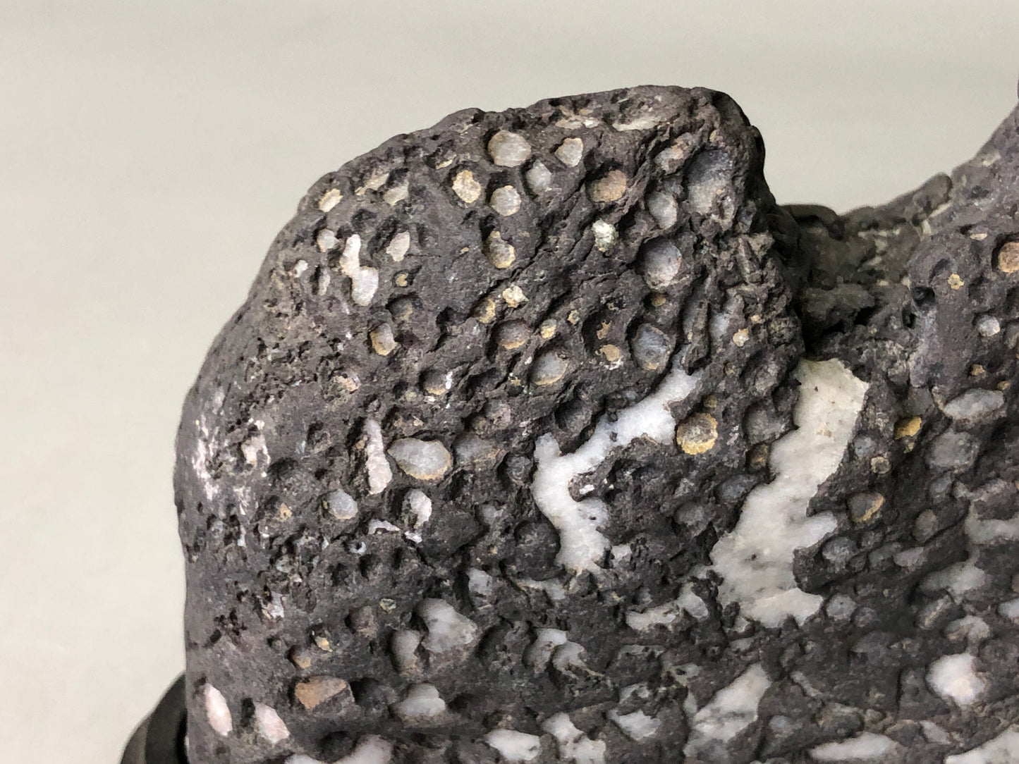 Y7921 OKIMONO Suiseki natural viewing stone stand black Japan antique interior