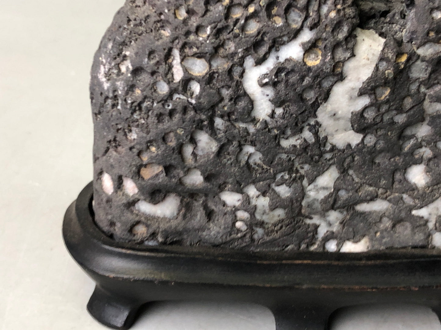 Y7921 OKIMONO Suiseki natural viewing stone stand black Japan antique interior