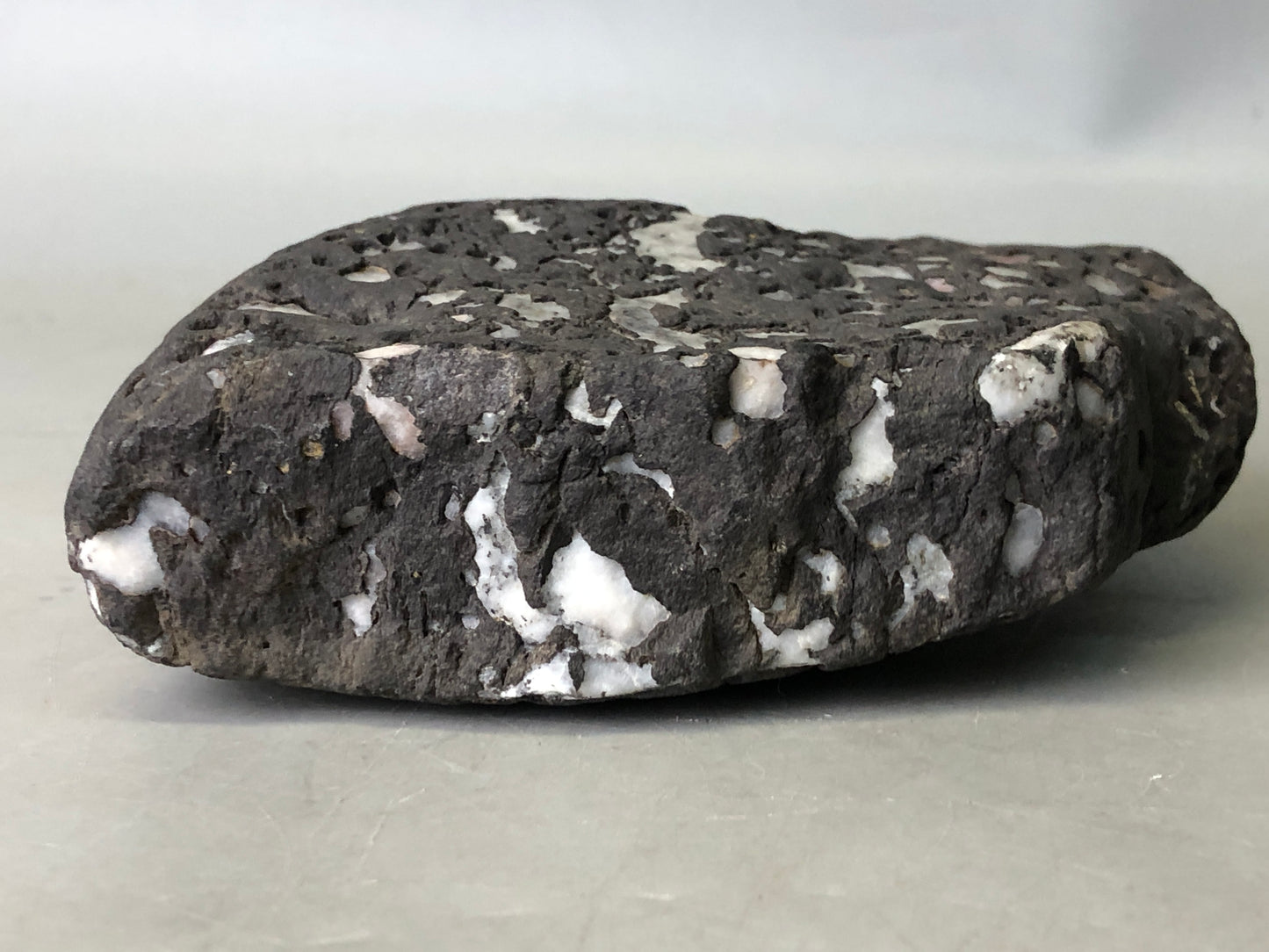 Y7921 OKIMONO Suiseki natural viewing stone stand black Japan antique interior