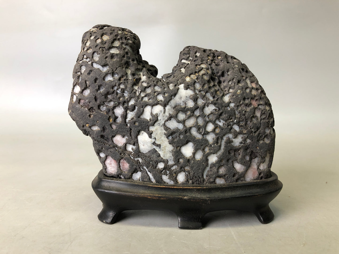 Y7921 OKIMONO Suiseki natural viewing stone stand black Japan antique interior